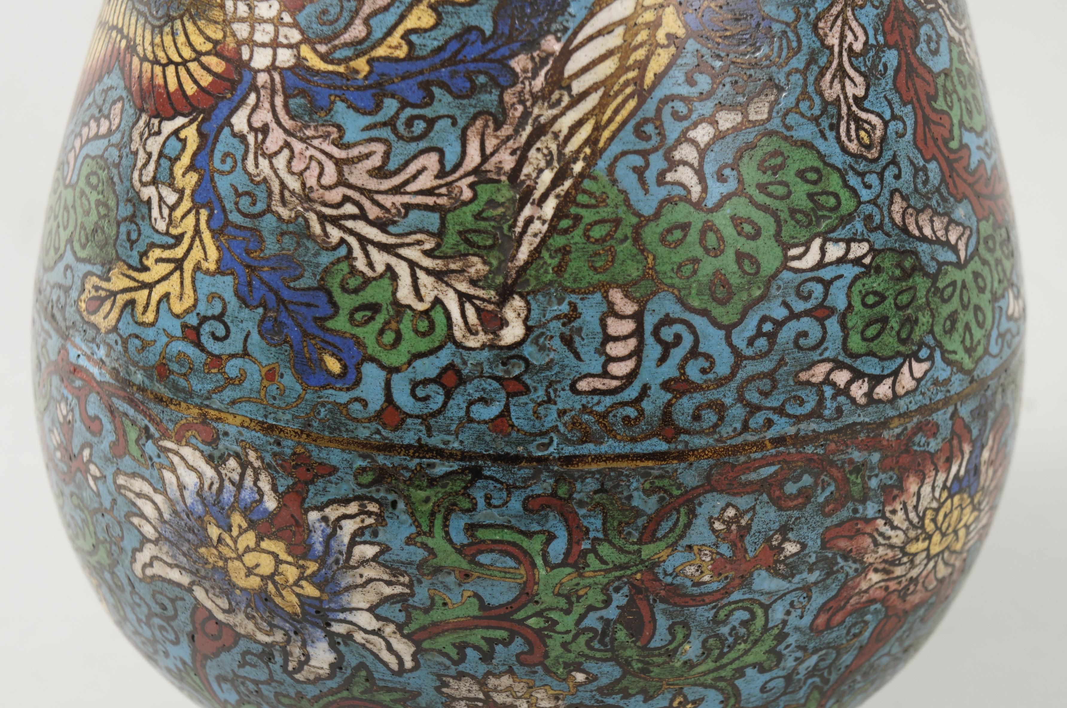 Paar antike chinesische Cloisonné-Vasen (Emaille) im Angebot