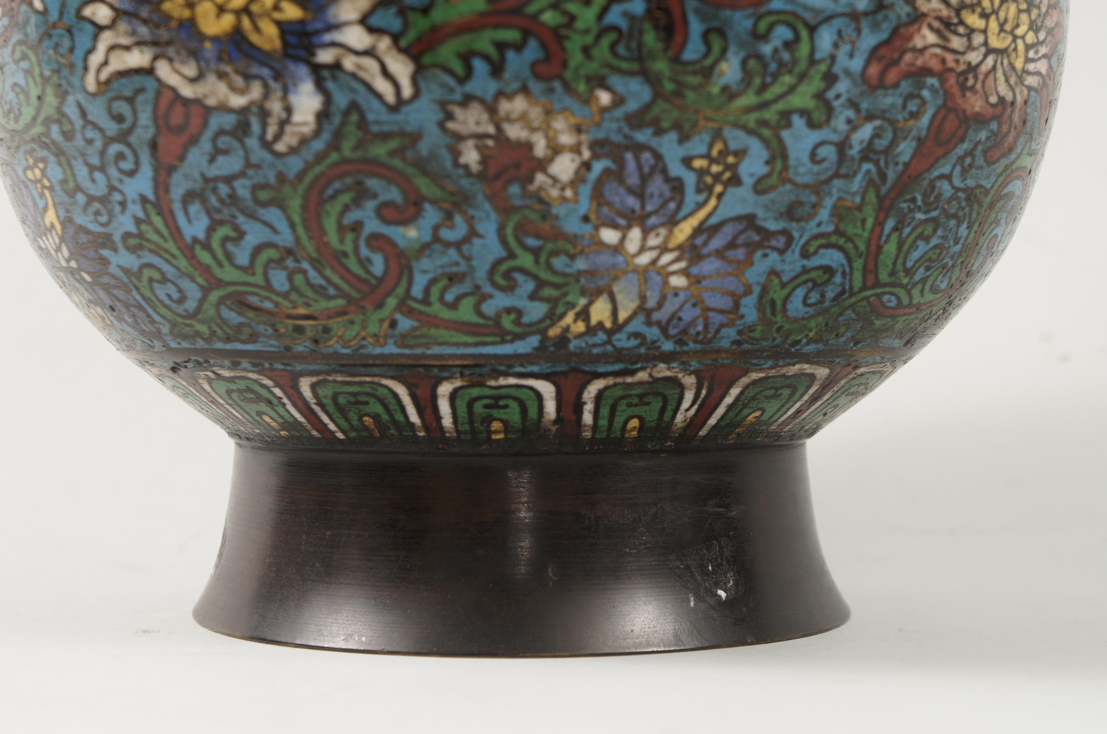 Paar antike chinesische Cloisonné-Vasen im Angebot 1