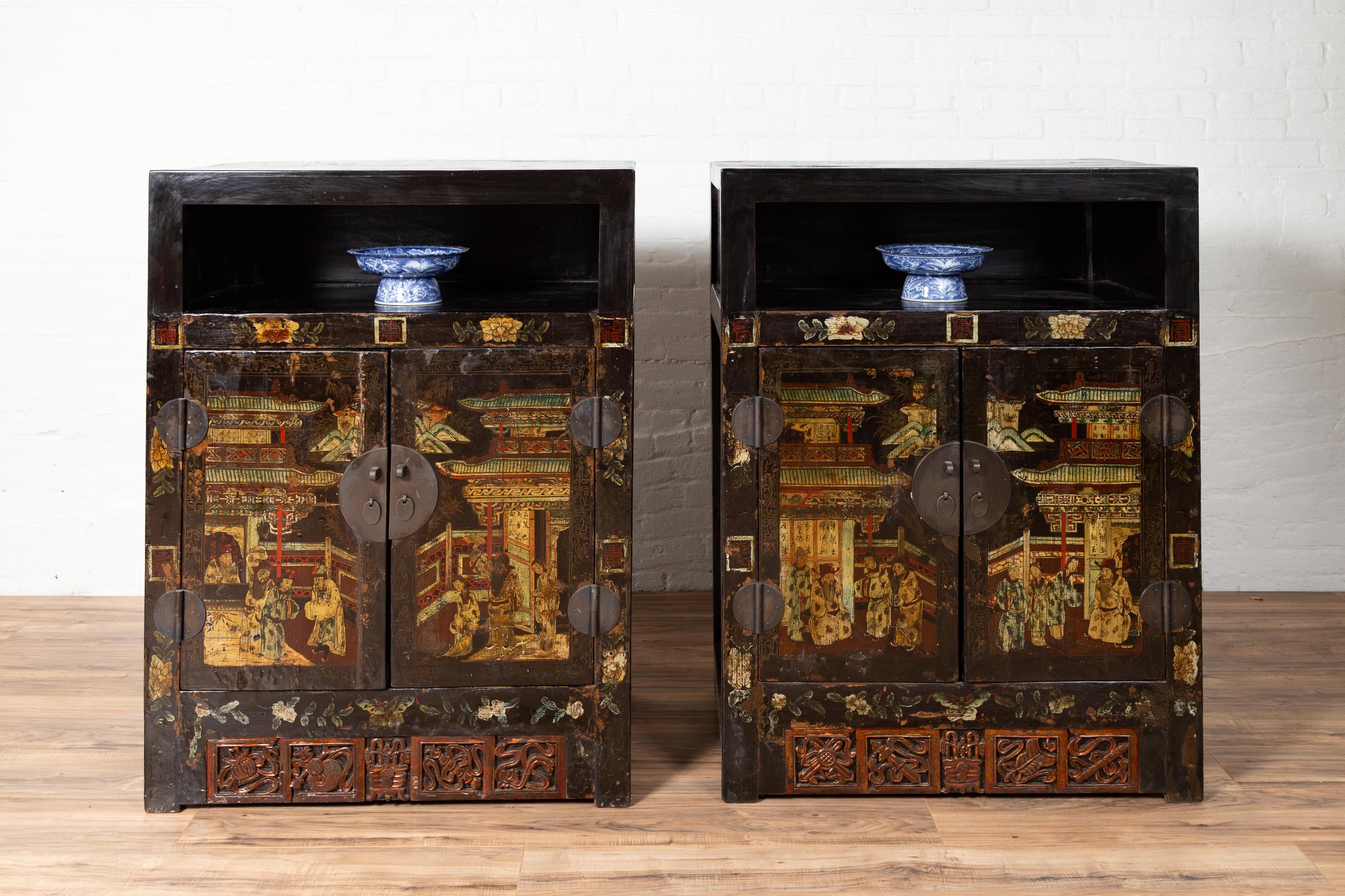 Paar antike chinesische Vitrinenschränke mit handbemalten Chinoiserie-Motiven im Angebot 5