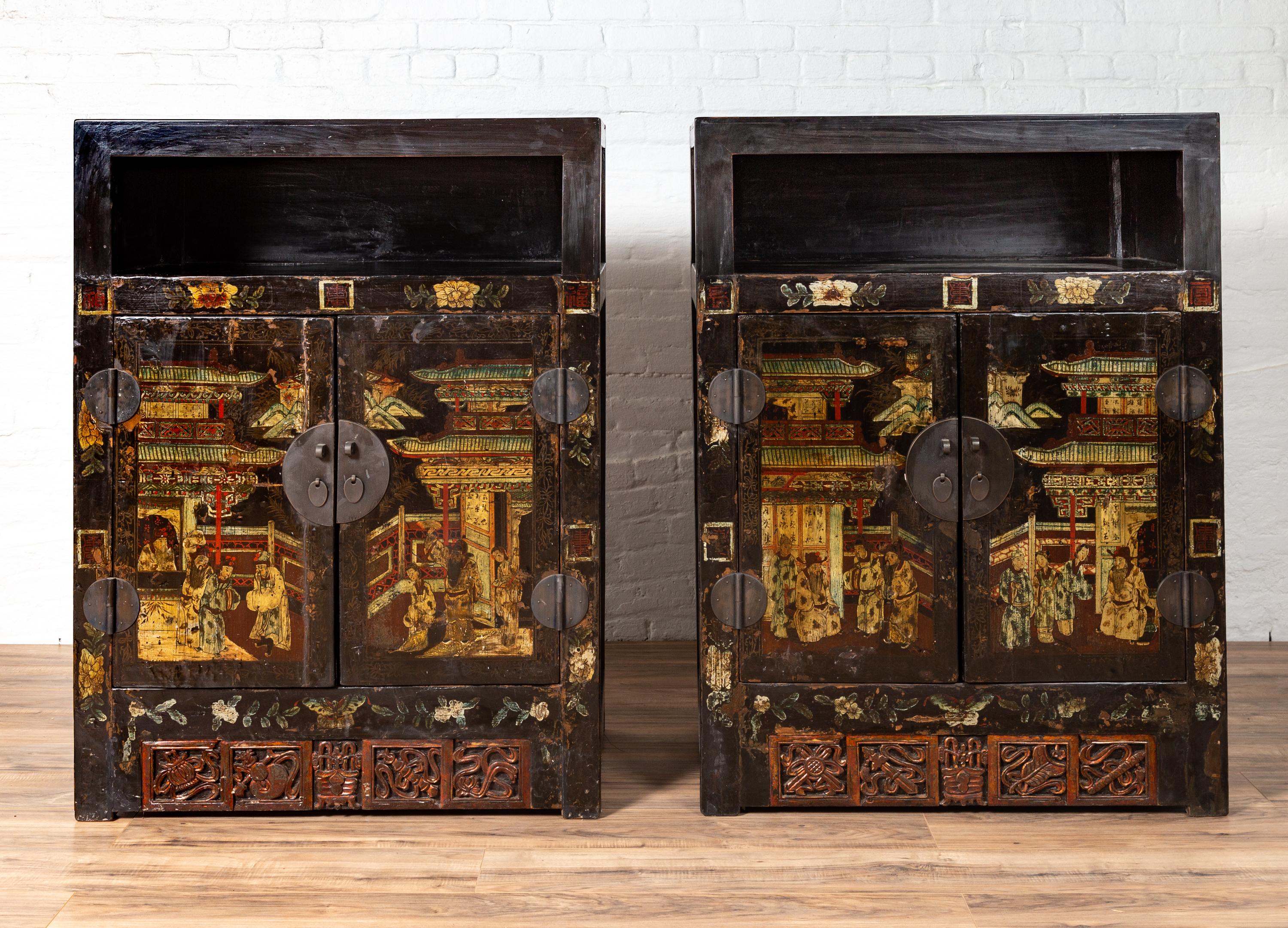 Paar antike chinesische Vitrinenschränke mit handbemalten Chinoiserie-Motiven (Chinesisch) im Angebot