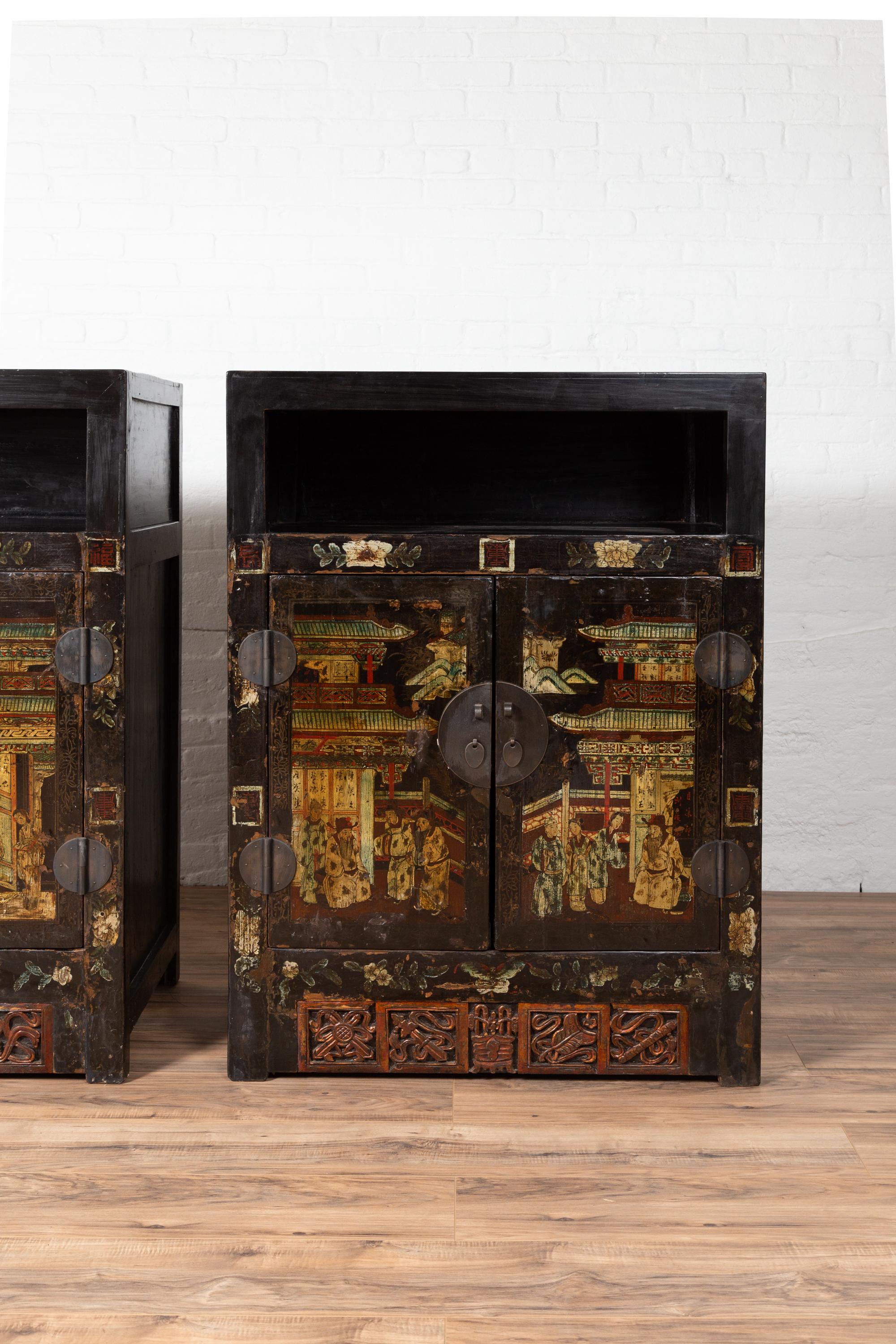 Peint à la main Paire de vitrines de la dynastie Qing du XIXe siècle avec motifs peints à la main en vente