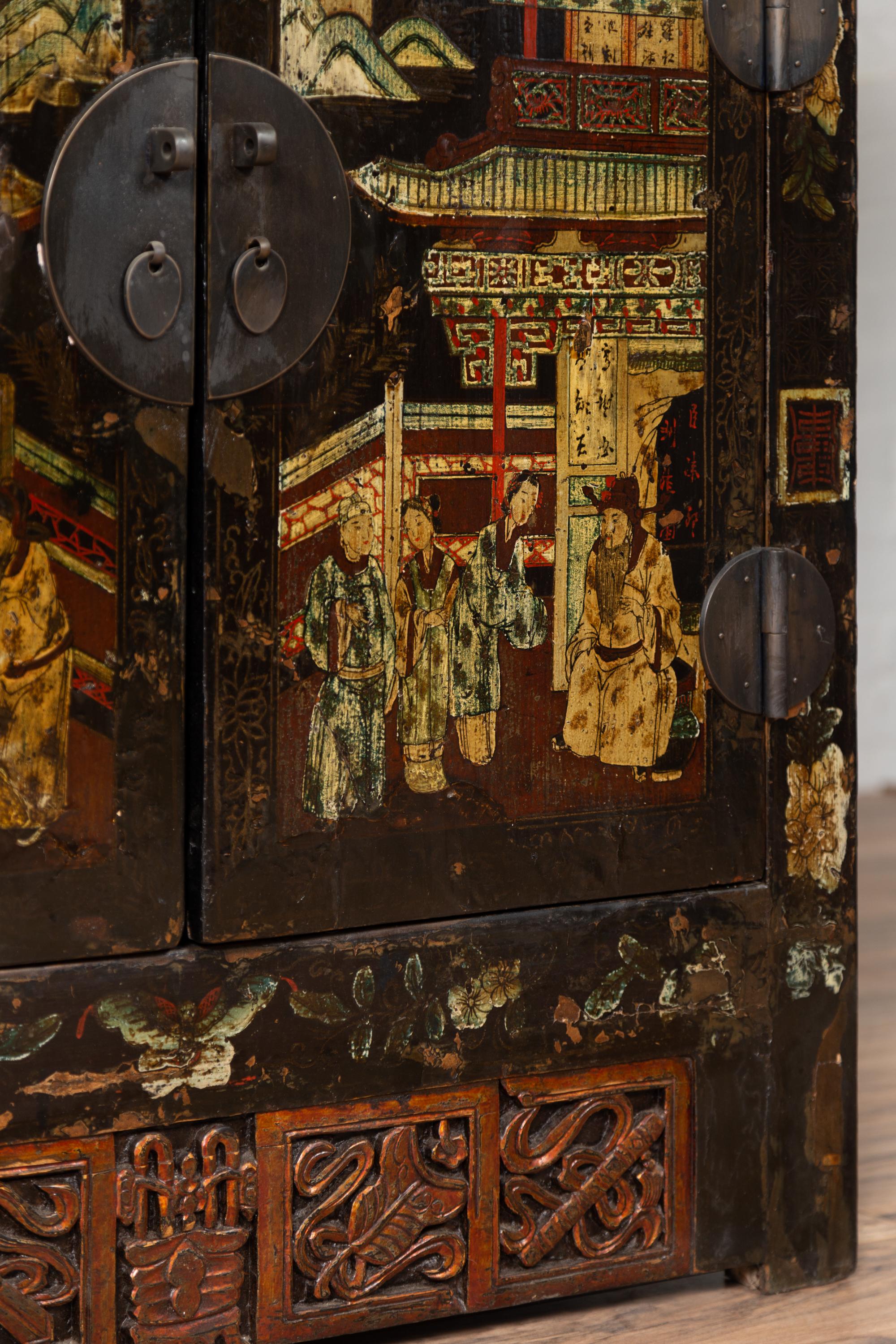 Paar antike chinesische Vitrinenschränke mit handbemalten Chinoiserie-Motiven (Holz) im Angebot