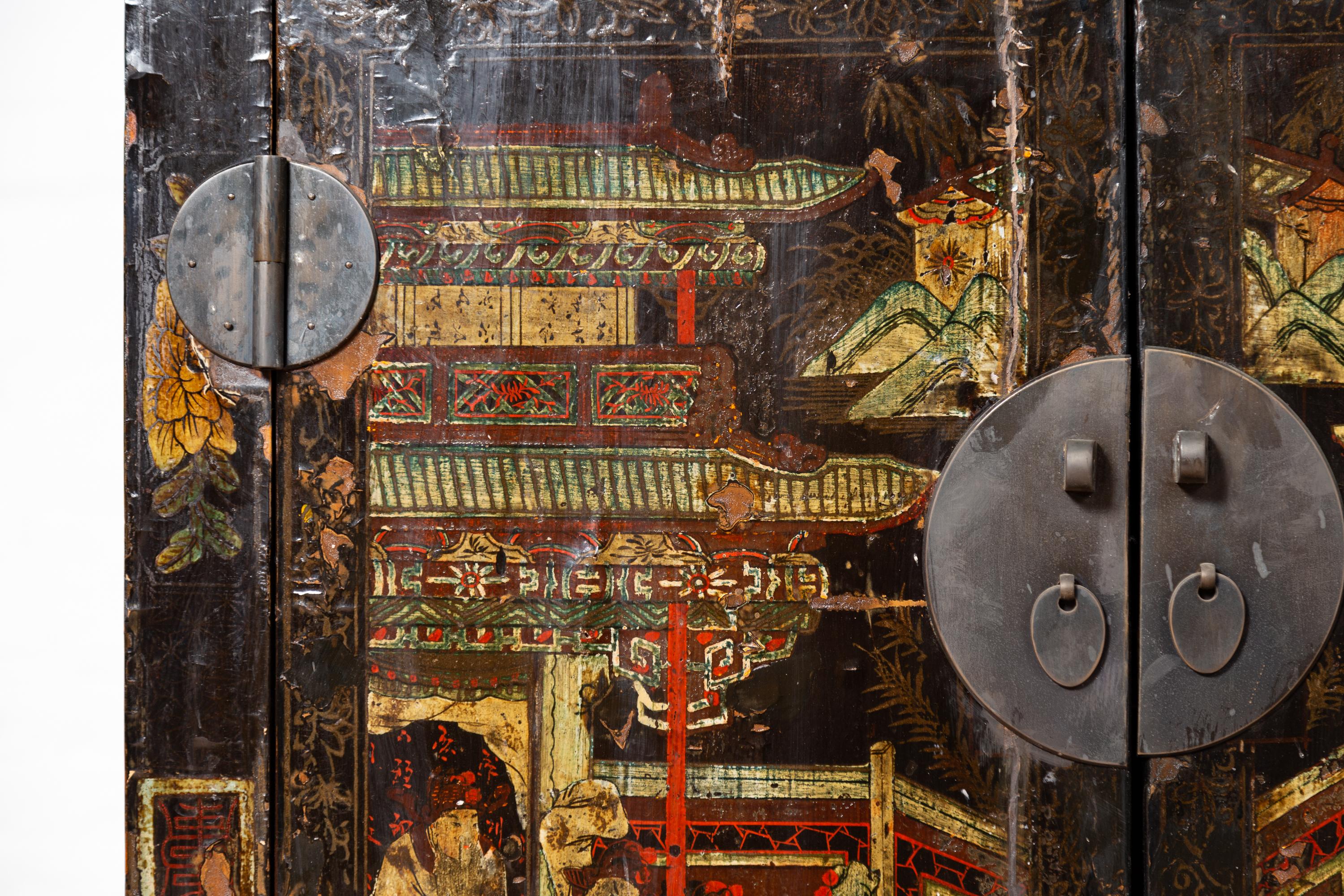 Paar antike chinesische Vitrinenschränke mit handbemalten Chinoiserie-Motiven im Angebot 1