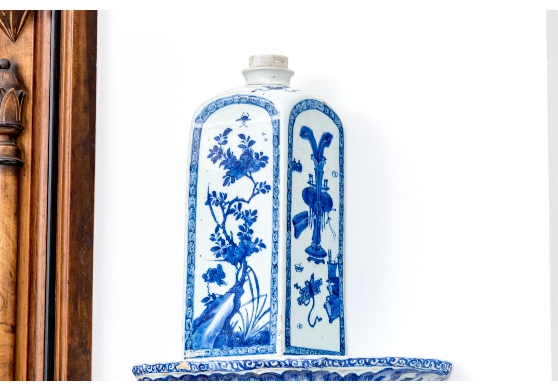 Paire de jarres carrées en porcelaine bleue et blanche d'exportation chinoise ancienne en vente 3