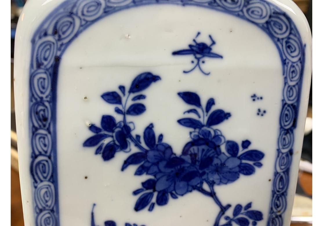 Paire de jarres carrées en porcelaine bleue et blanche d'exportation chinoise ancienne en vente 8