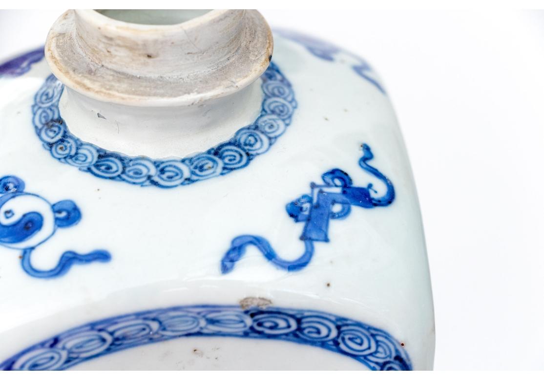 Chinois Paire de jarres carrées en porcelaine bleue et blanche d'exportation chinoise ancienne en vente