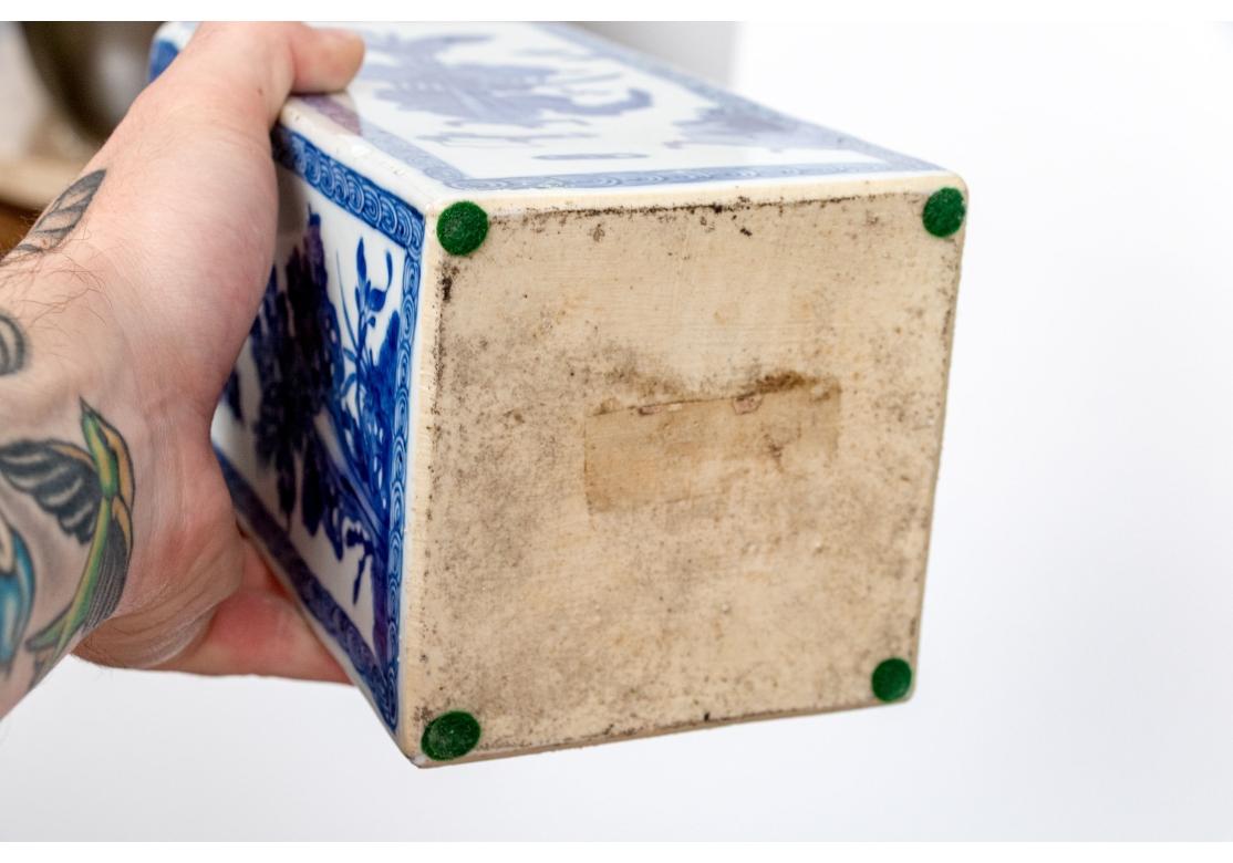 Paire de jarres carrées en porcelaine bleue et blanche d'exportation chinoise ancienne Abîmé - En vente à Bridgeport, CT