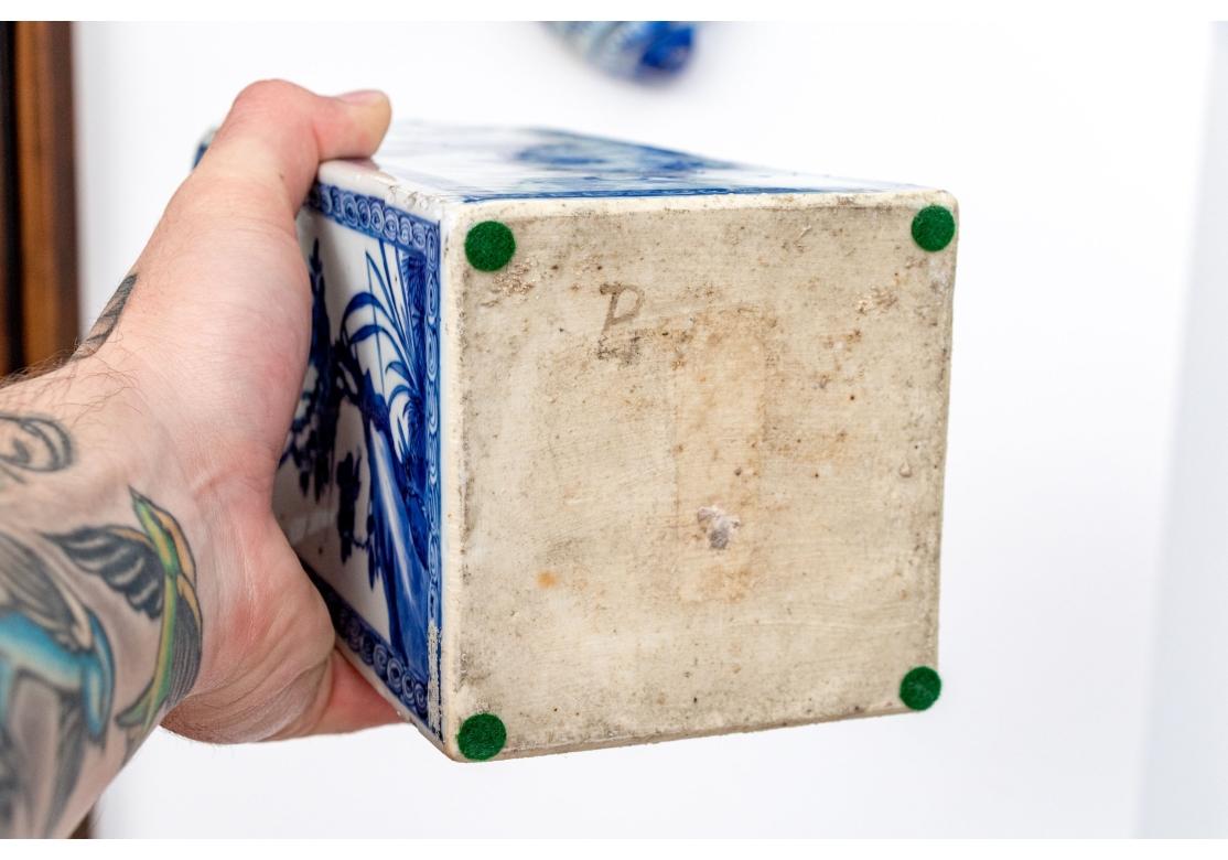 Paire de jarres carrées en porcelaine bleue et blanche d'exportation chinoise ancienne en vente 2