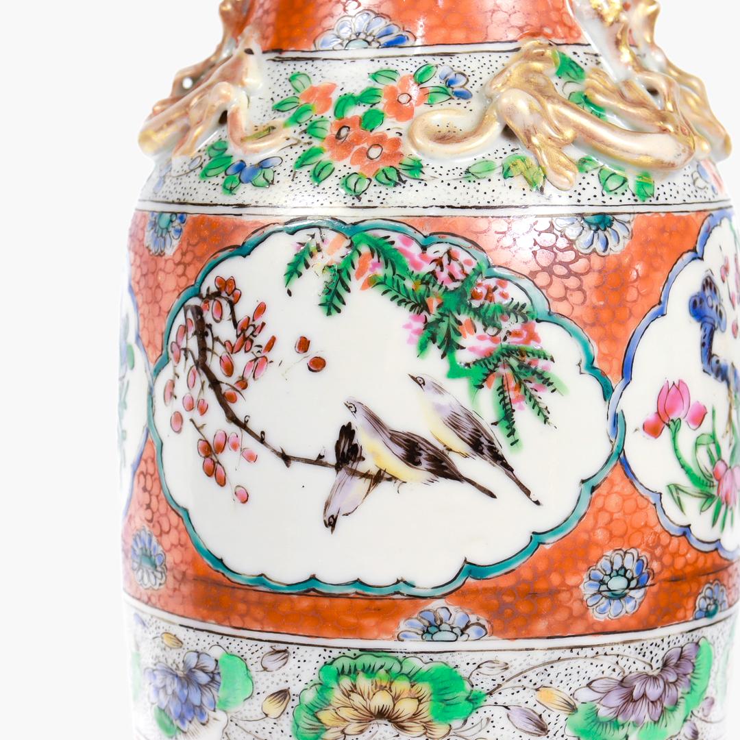 Paire de vases ou urnes anciens d'exportation chinoise Famille Rose Canton à fond orange en vente 2