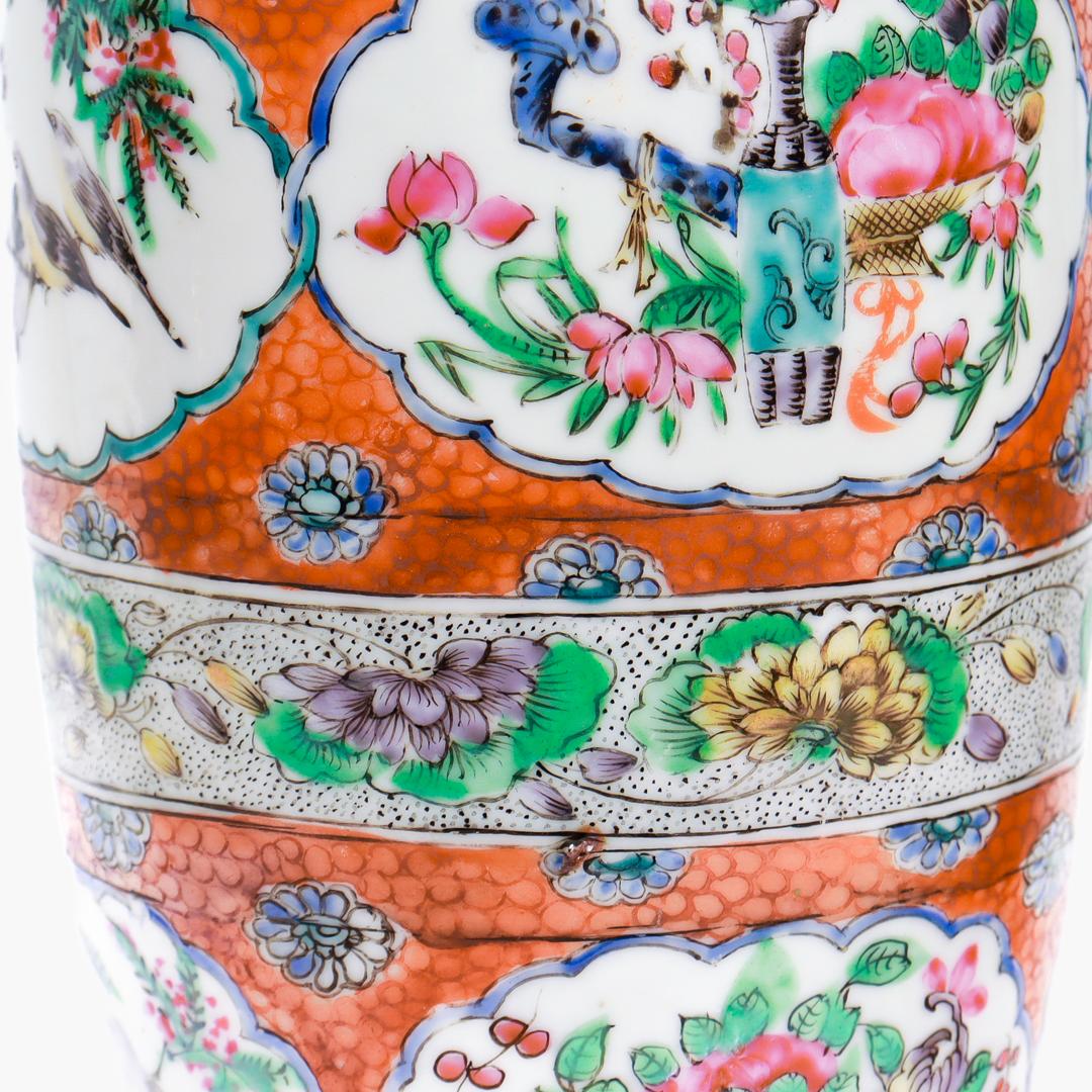Paire de vases ou urnes anciens d'exportation chinoise Famille Rose Canton à fond orange en vente 3