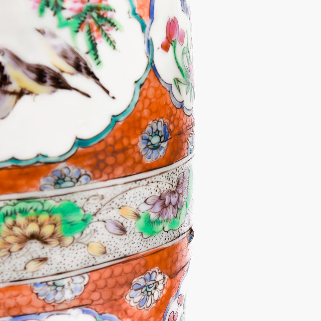 Paire de vases ou urnes anciens d'exportation chinoise Famille Rose Canton à fond orange en vente 4