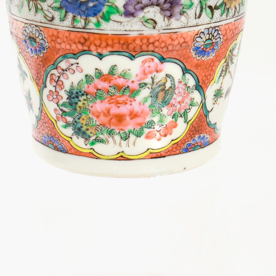 Paire de vases ou urnes anciens d'exportation chinoise Famille Rose Canton à fond orange en vente 6