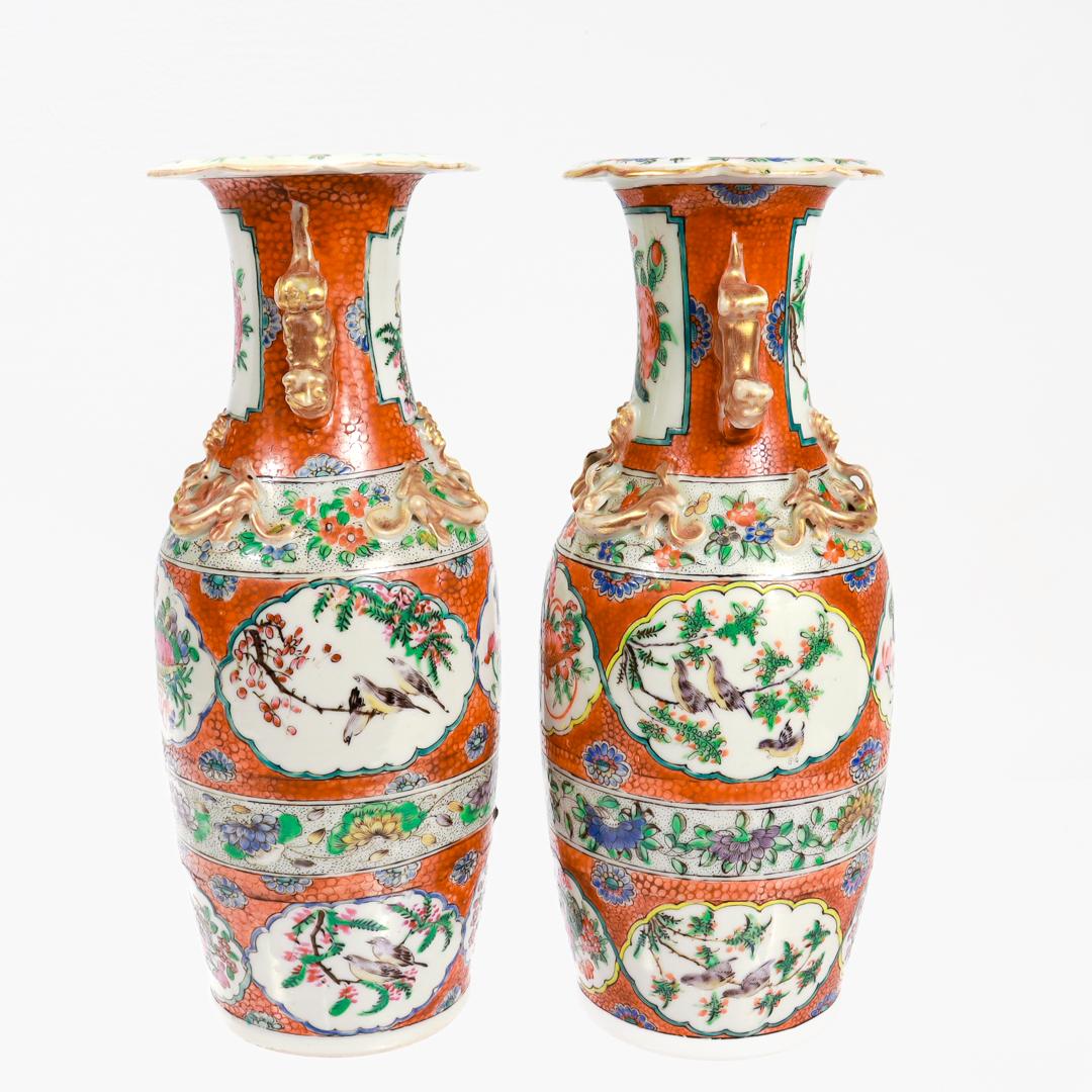 Chinois Paire de vases ou urnes anciens d'exportation chinoise Famille Rose Canton à fond orange en vente