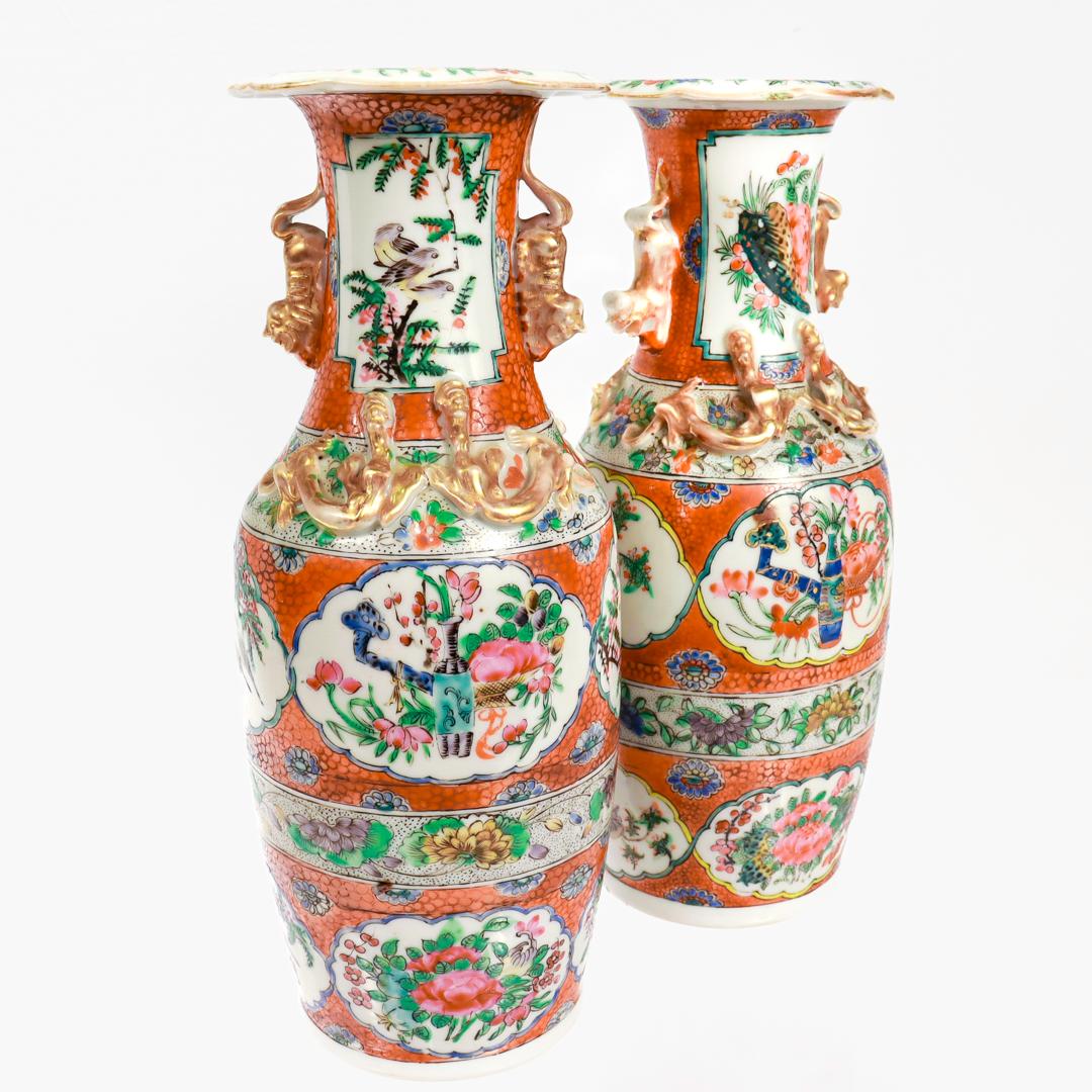 Doré Paire de vases ou urnes anciens d'exportation chinoise Famille Rose Canton à fond orange en vente