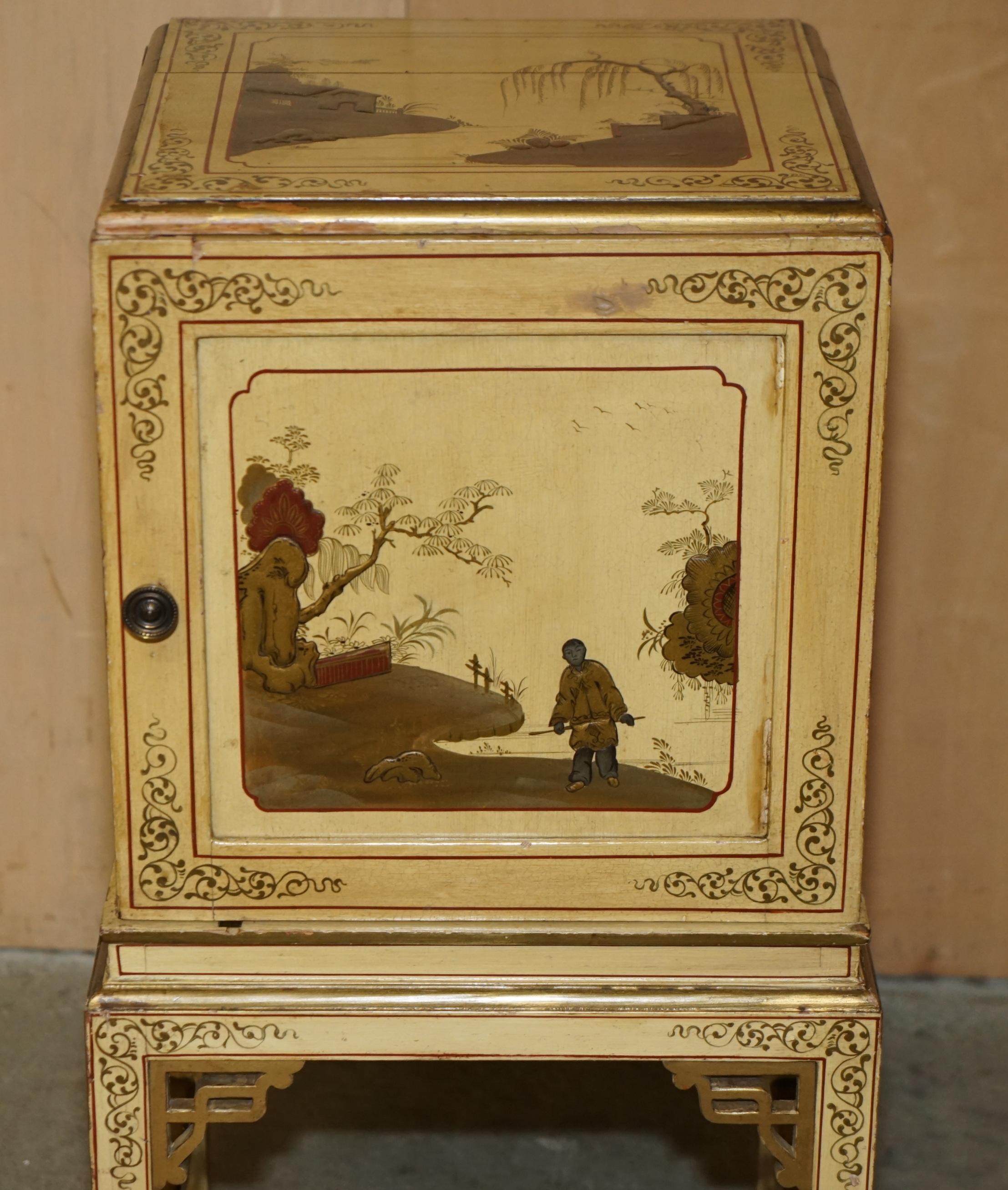 PAiR OF ANTIQUE CHINESE EXPORT HAND PAINTED & LACQUERED NIGHTSTANDS SIDE TABLES (Lackiert) im Angebot