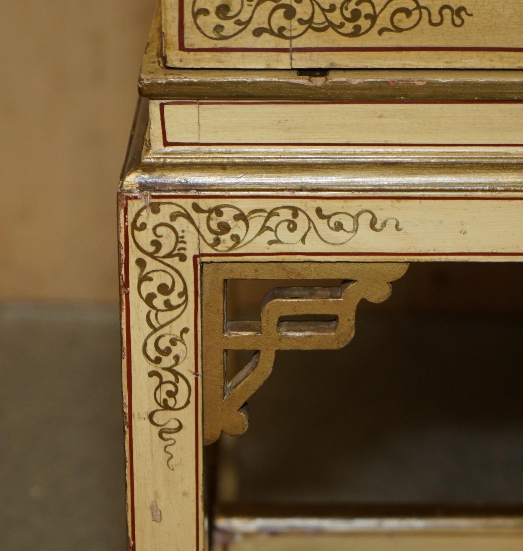 PAiR OF ANTIQUE CHINESE EXPORT HAND PAINTED & LACQUERED NIGHTSTANDS SIDE TABLES (Frühes 20. Jahrhundert) im Angebot