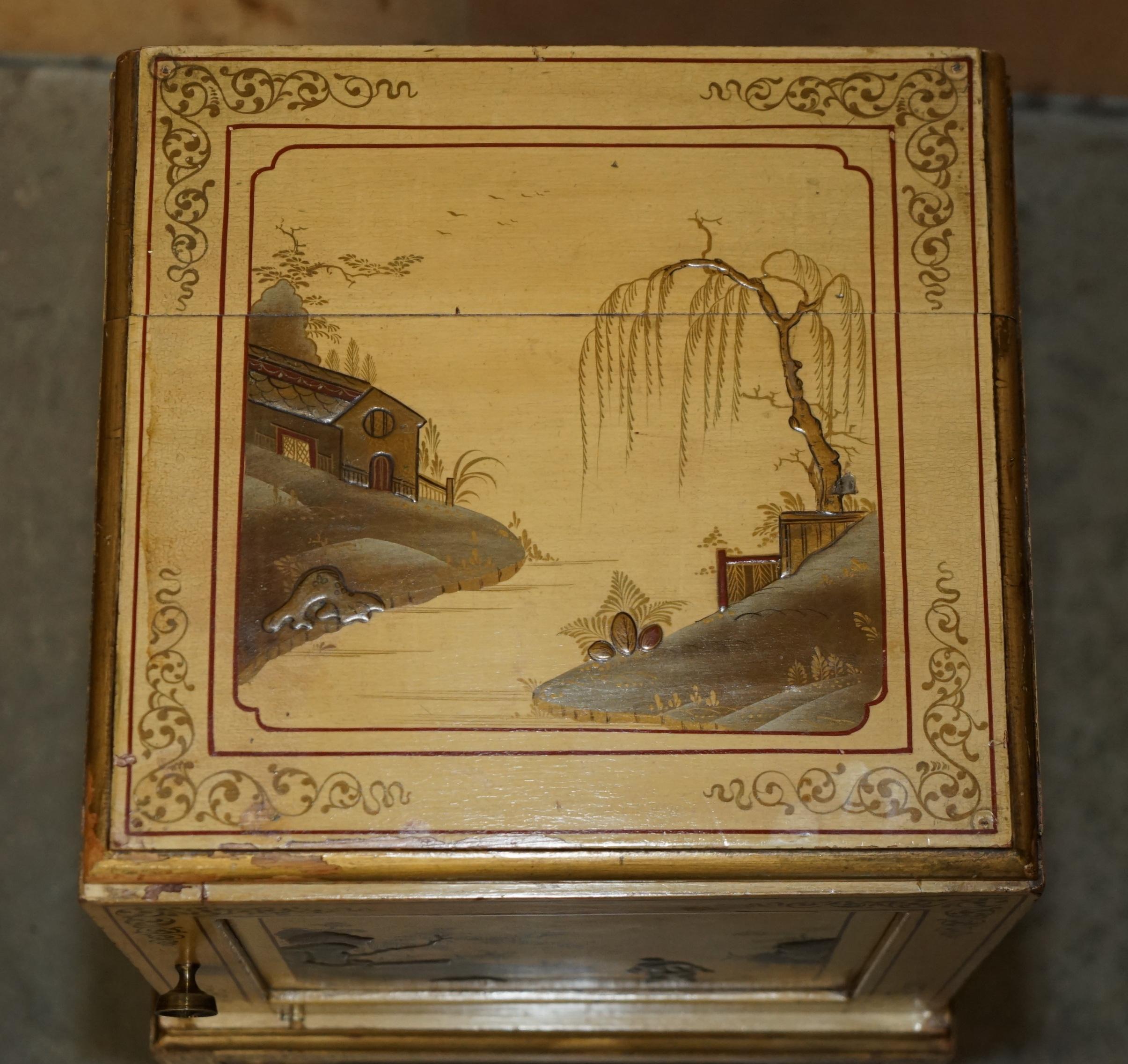 PAiR OF ANTIQUE CHINESE EXPORT HAND PAINTED & LACQUERED NIGHTSTANDS SIDE TABLES (Holz) im Angebot