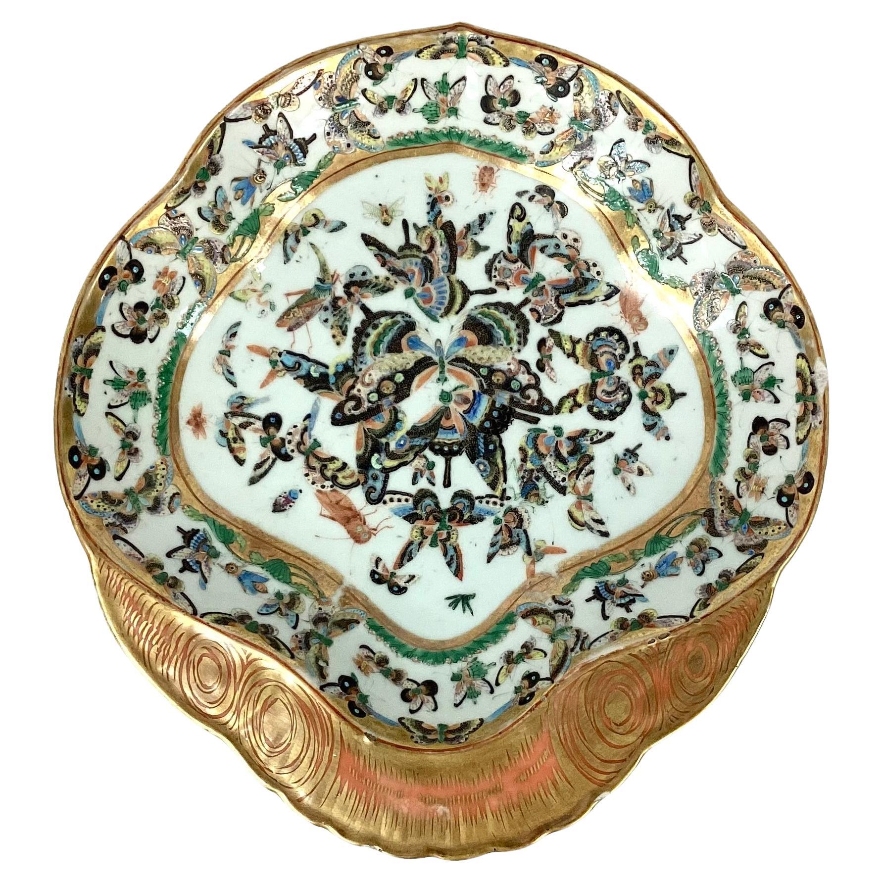 Chinois Paire de plats de service/assiettes creuses antiques en porcelaine papillon d'exportation chinoise en vente