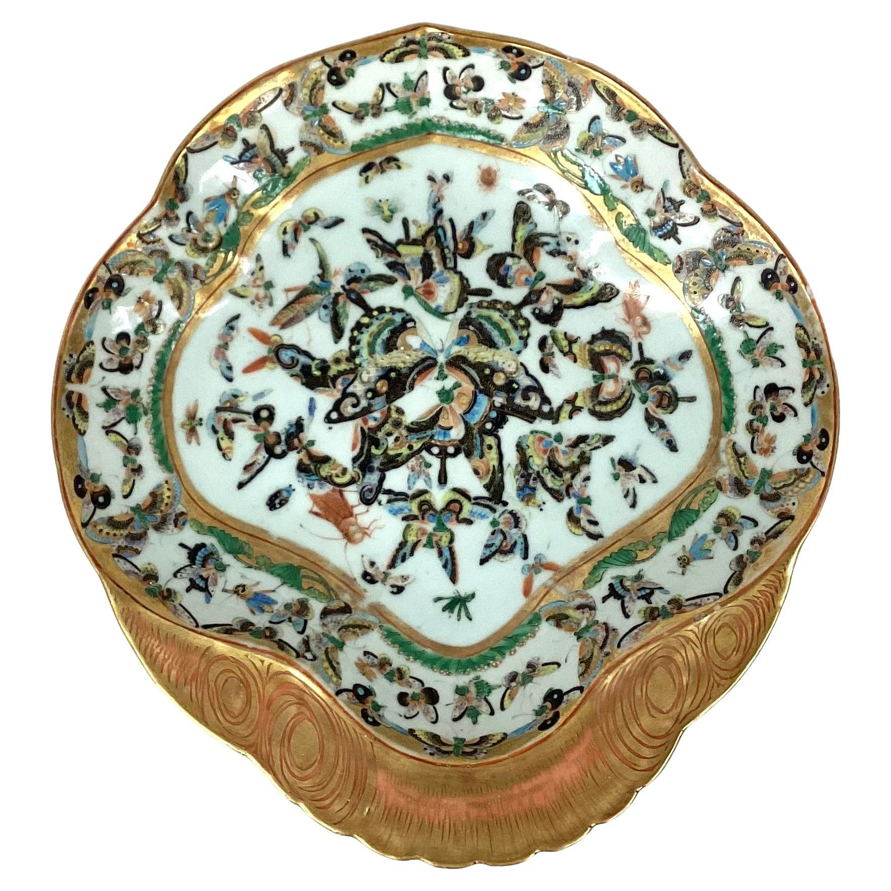Paire de plats de service/assiettes creuses antiques en porcelaine papillon d'exportation chinoise Bon état - En vente à Bradenton, FL
