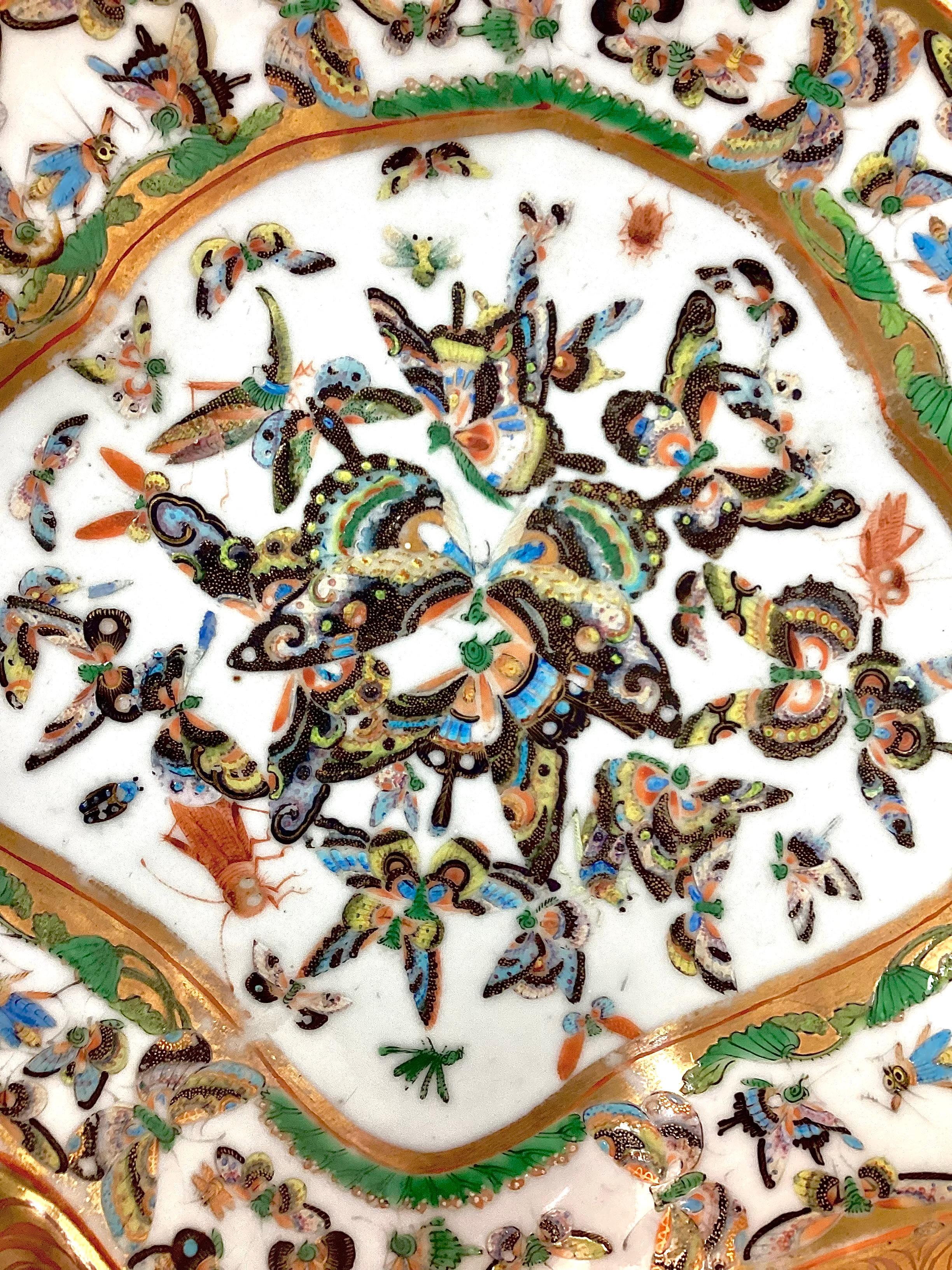 XIXe siècle Paire de plats de service/assiettes creuses antiques en porcelaine papillon d'exportation chinoise en vente