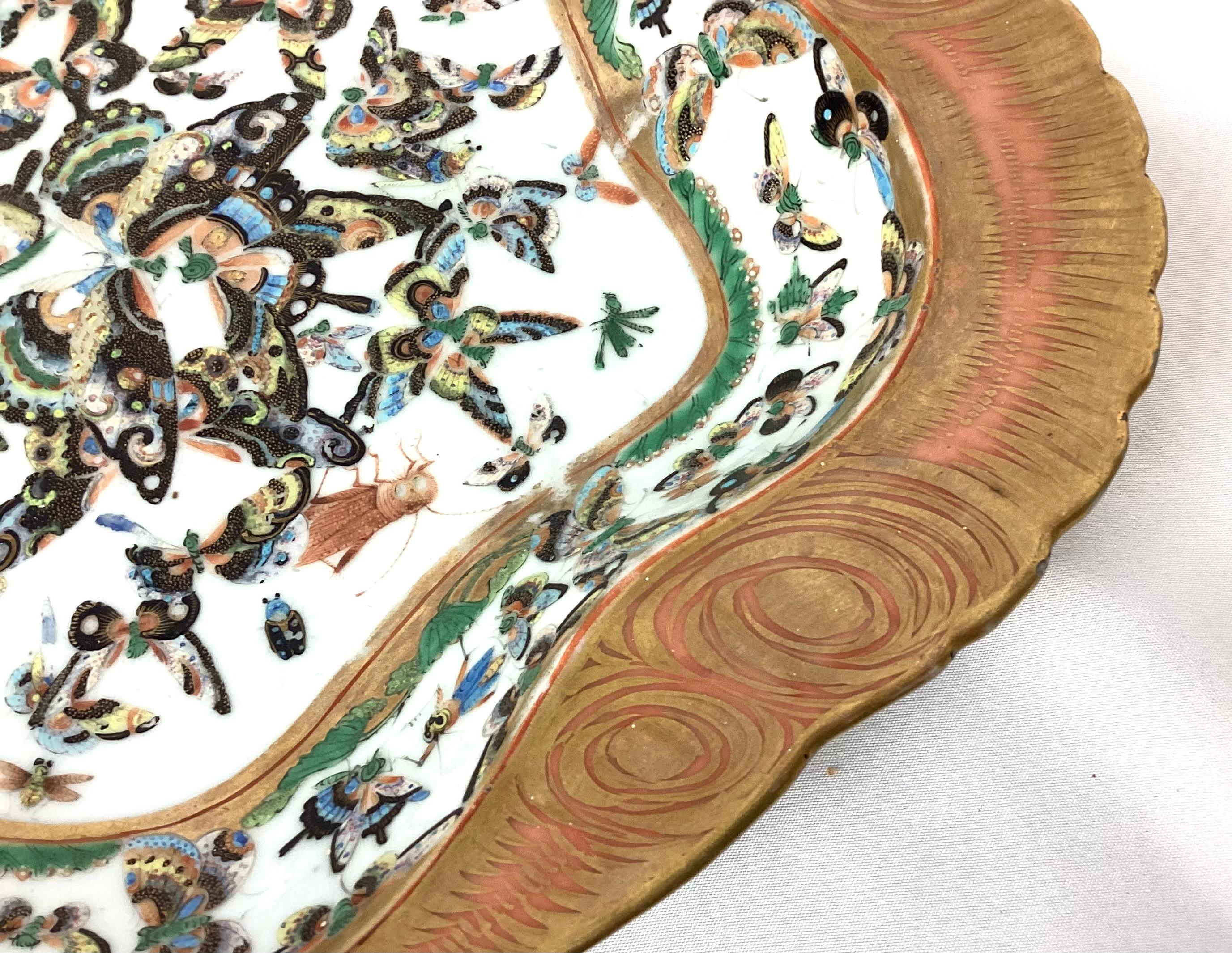 Porcelaine Paire de plats de service/assiettes creuses antiques en porcelaine papillon d'exportation chinoise en vente