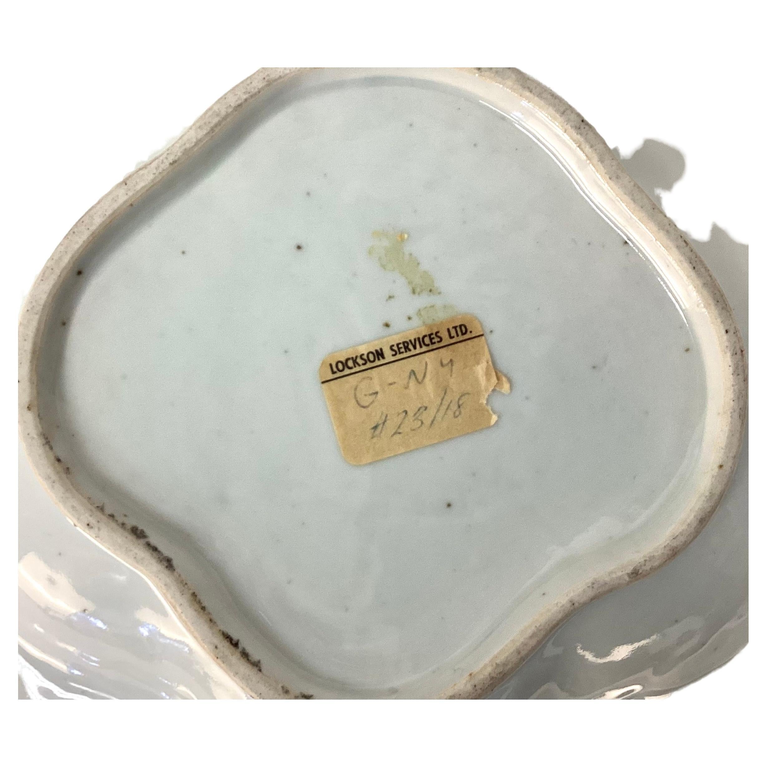 Paar antike chinesische Export-Porzellan-Schmetterlingsservier-/Schirmschalen aus Porzellan im Angebot 3