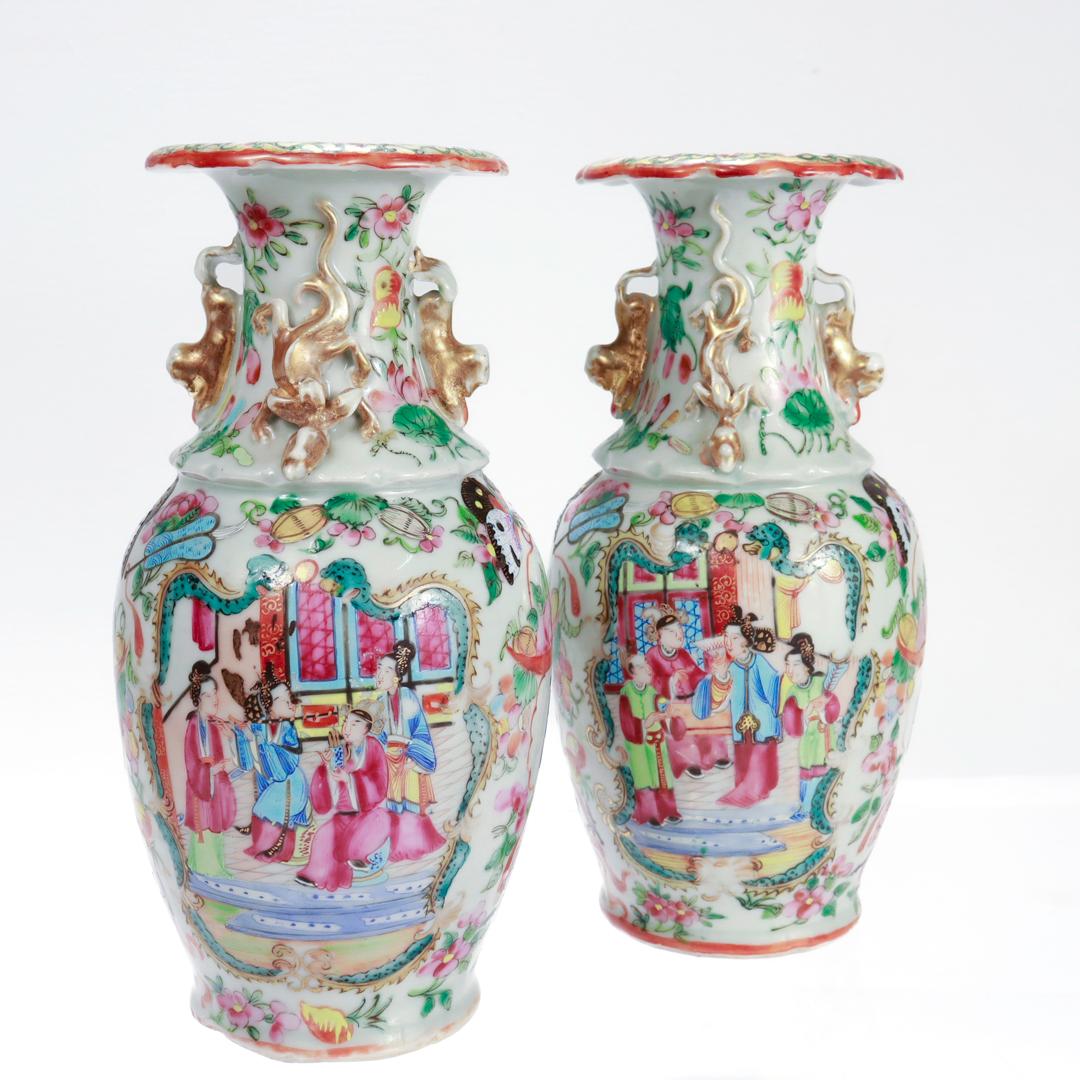 A pair of fine antique Chinese porcelain vases

In the Rose Medallion style.

With 4 gilt handles around the neck in the form of foo dogs and lizards.

The mouth/rim of the vase is fully gilt with painted floral decoration around its