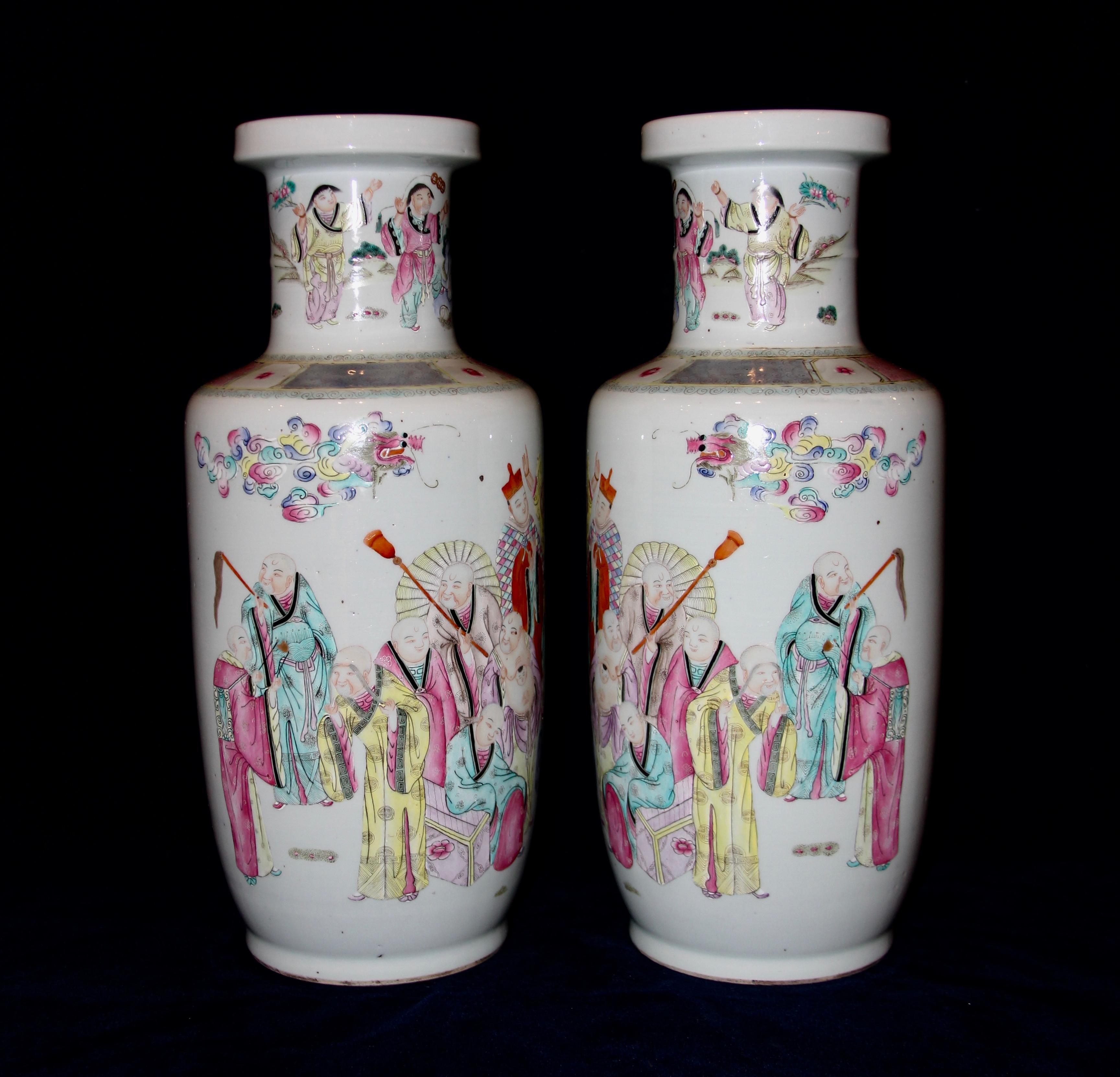 Ein fabelhaftes Paar antiker Bangchuiping, 'Rouleau' Chinesische Famille Rose Vasen mit handgemalten Luohans Figuren. Jede Vase hat die Form einer Rouleau-Vase und ist mit achtzehn handgemalten Arhats oder Luohans verziert. Die fabelhaften Luohans