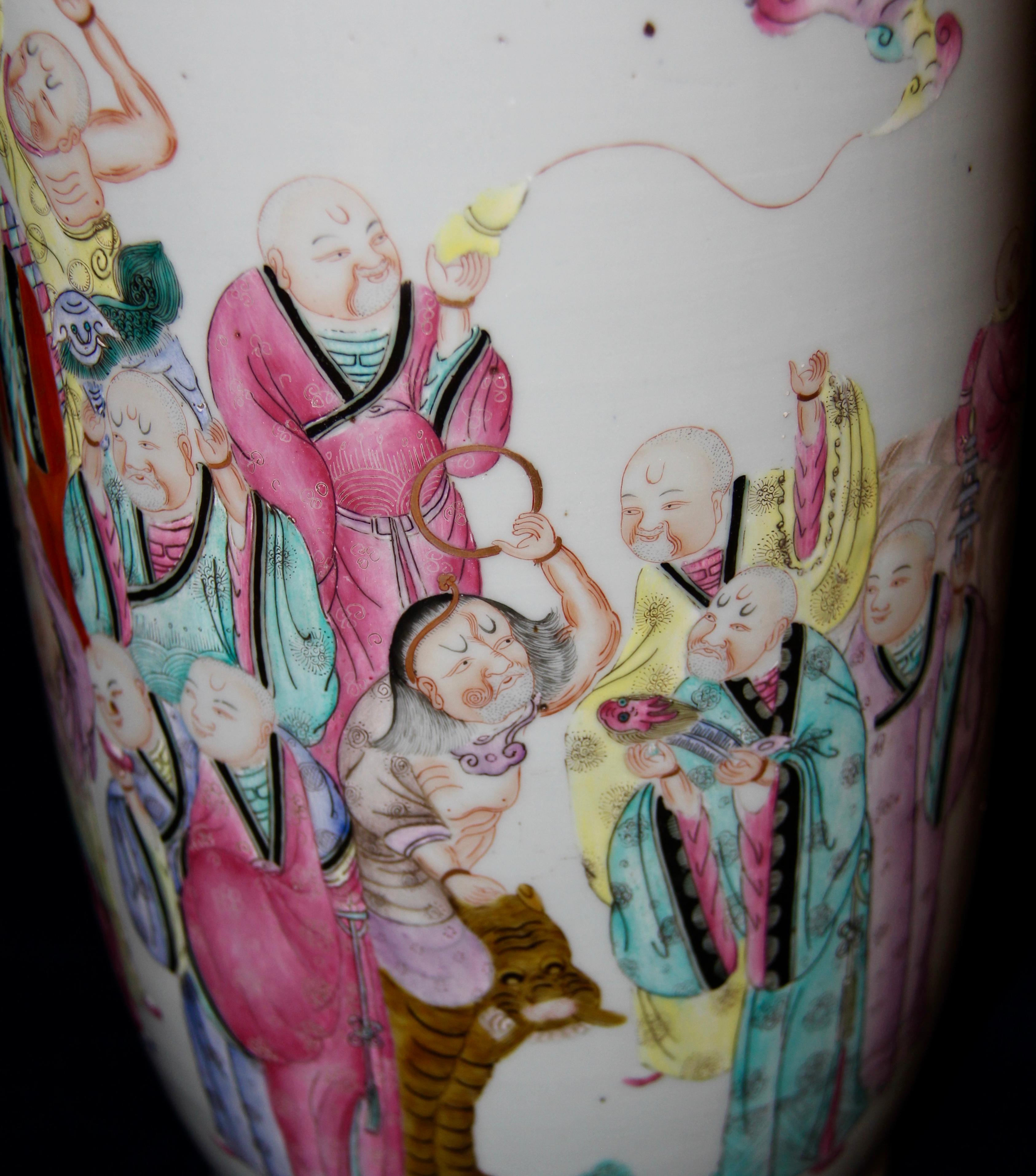 Paar antike chinesische Famille-Rose-Vasen mit handgemalter Luohans-Dekoration im Zustand „Gut“ in New York, NY