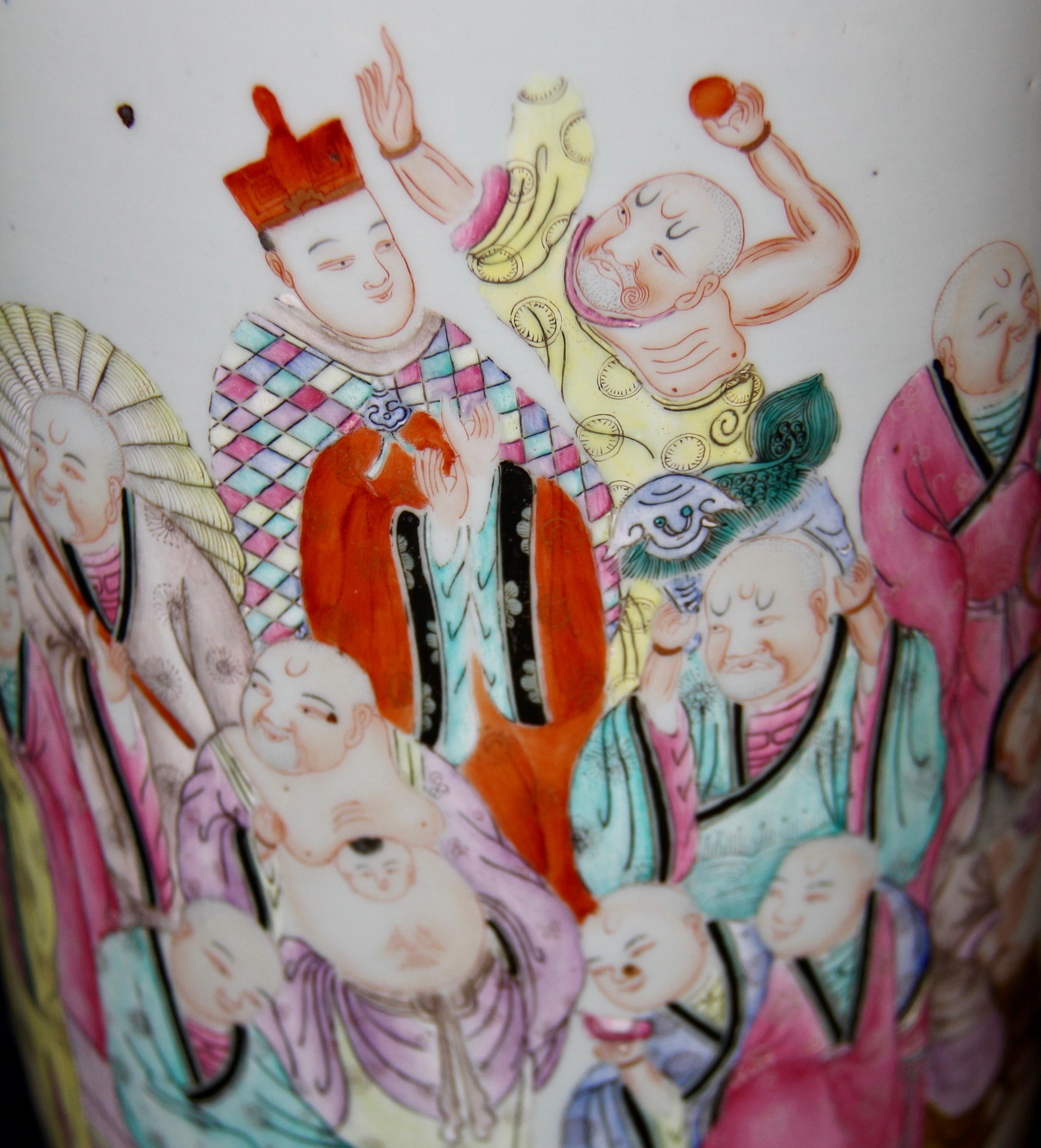 Paar antike chinesische Famille-Rose-Vasen mit handgemalter Luohans-Dekoration (Mittleres 19. Jahrhundert)