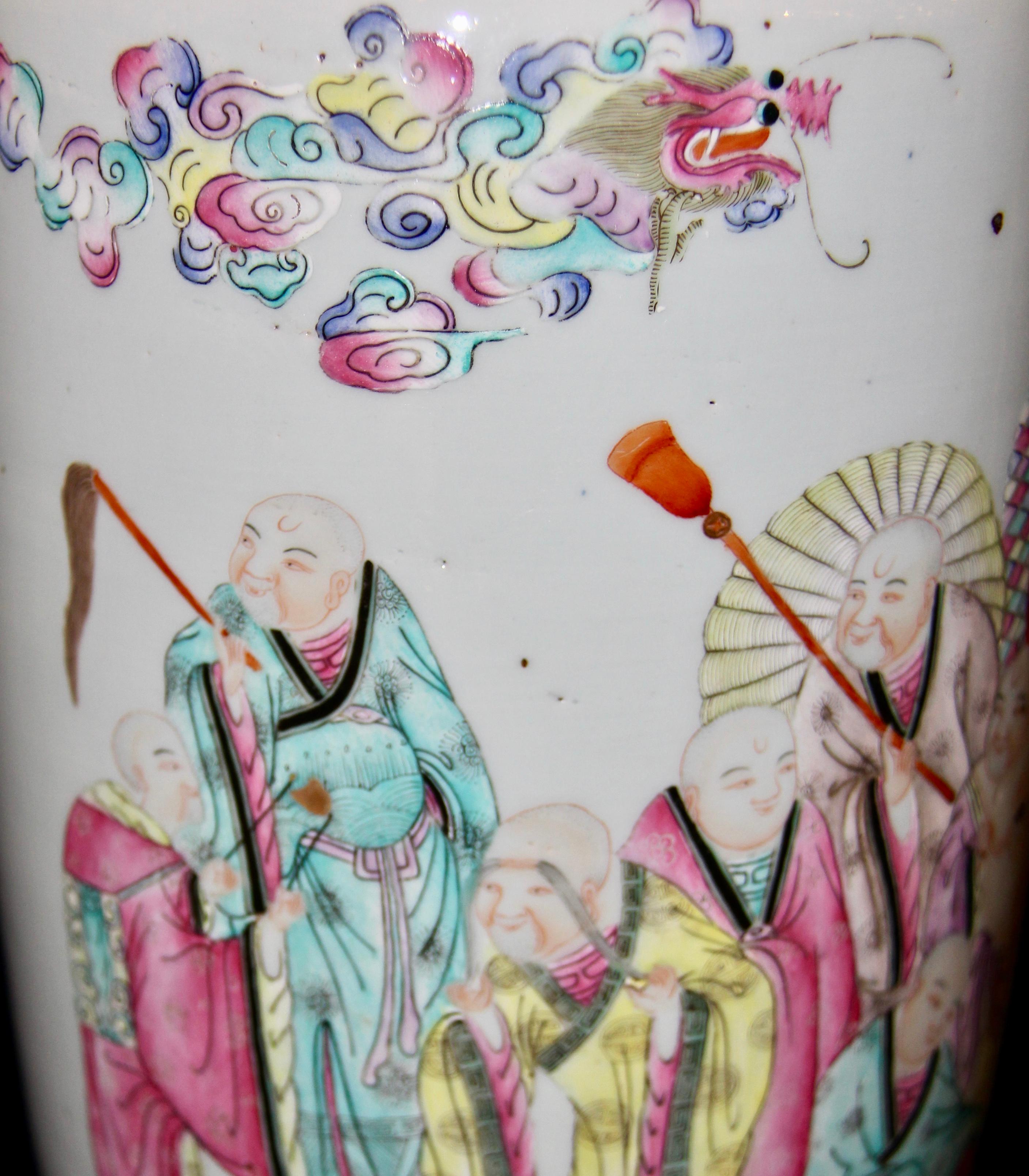 Paar antike chinesische Famille-Rose-Vasen mit handgemalter Luohans-Dekoration (Porzellan)