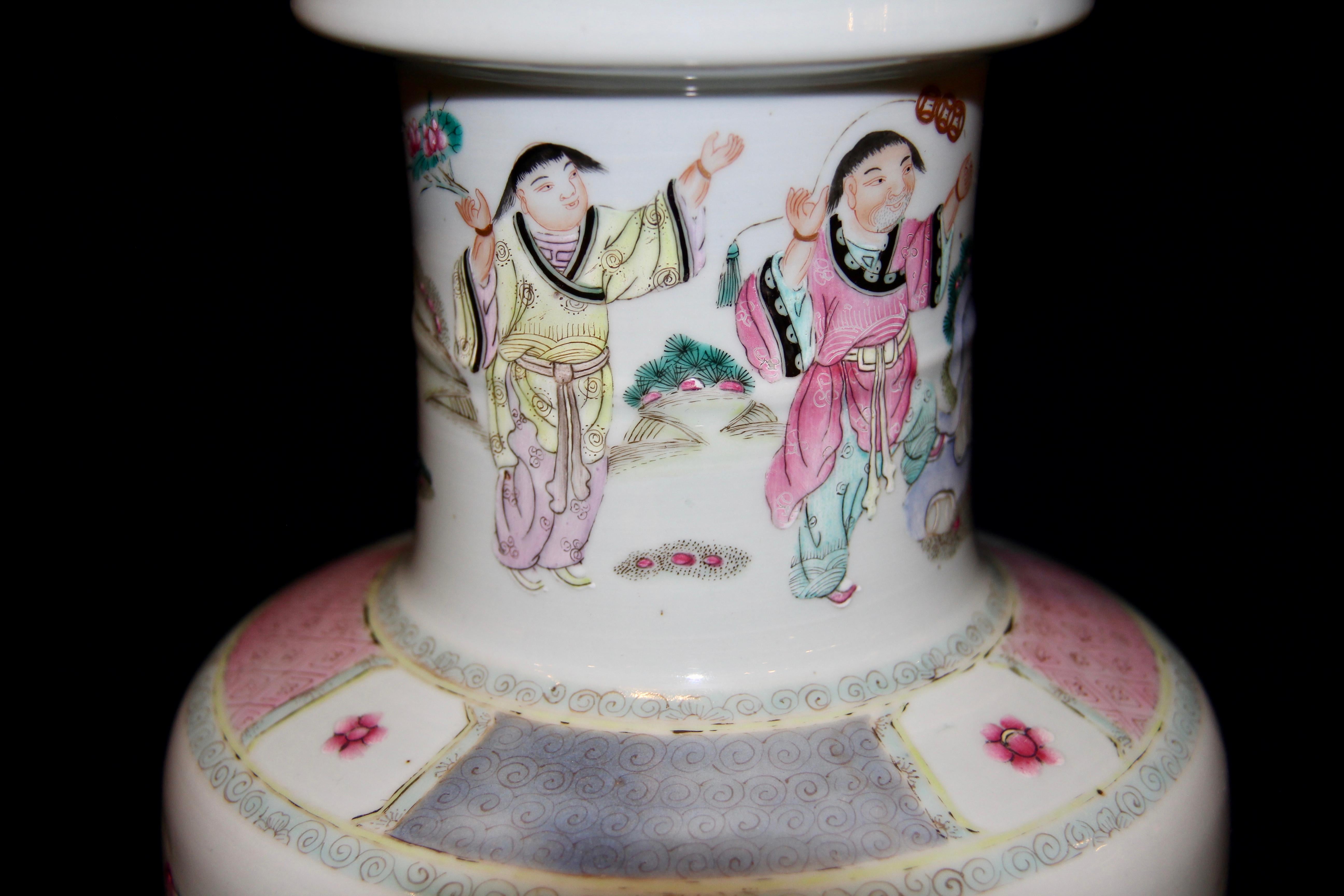 Paar antike chinesische Famille-Rose-Vasen mit handgemalter Luohans-Dekoration 1