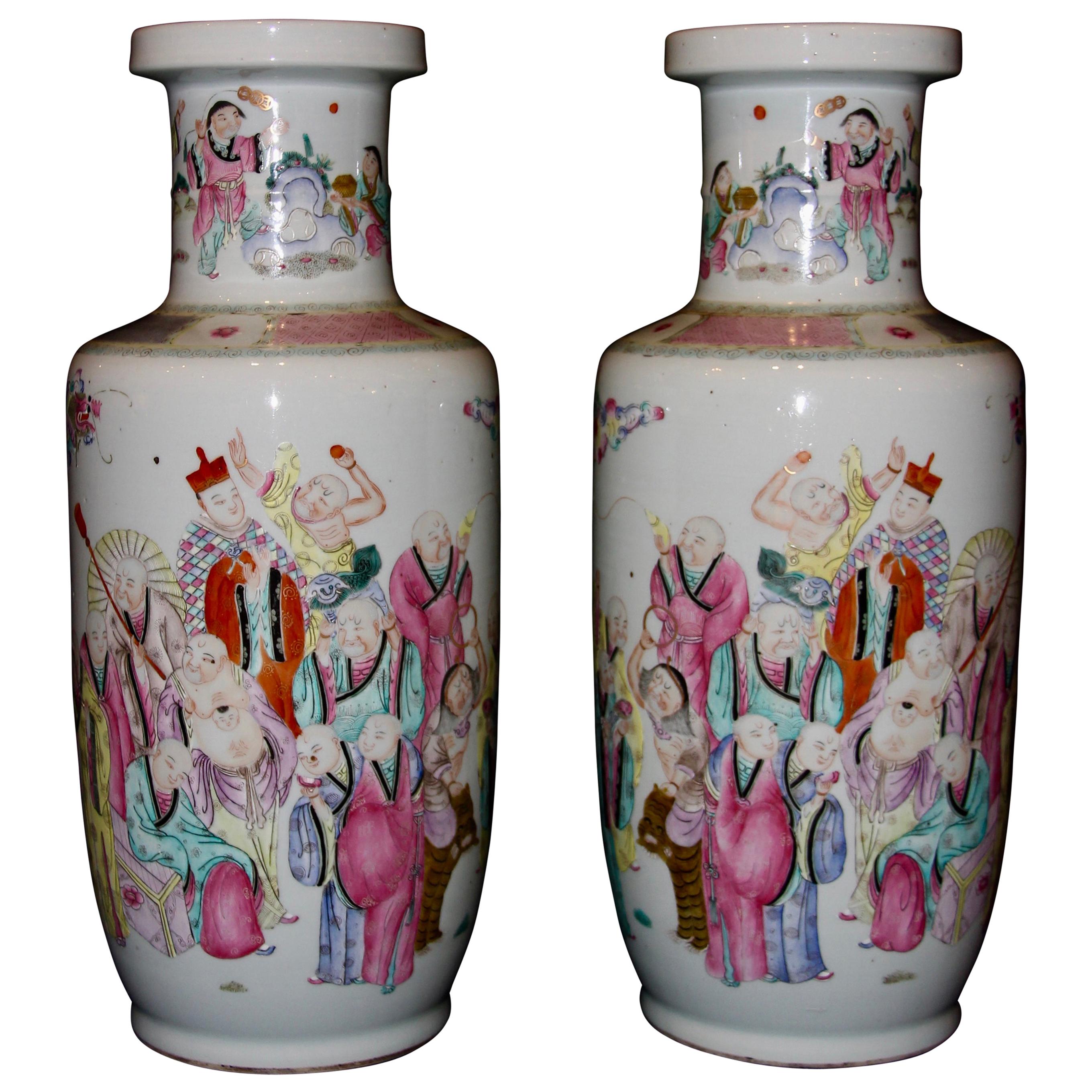 Paar antike chinesische Famille-Rose-Vasen mit handgemalter Luohans-Dekoration