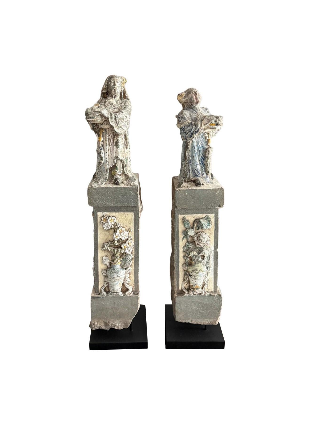 Qing Paire de figures ancestrales chinoises anciennes en granit à décor polychrome en vente