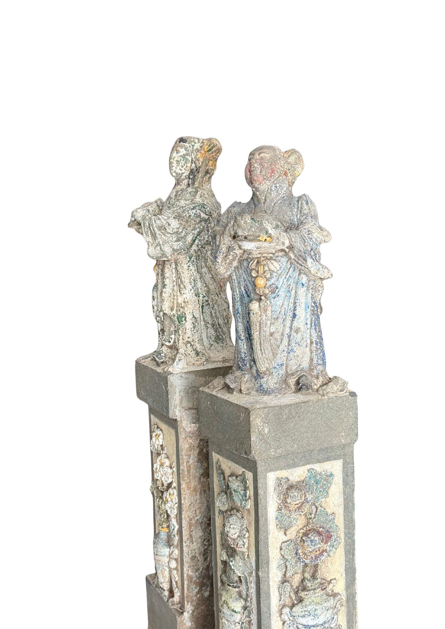 Chinois Paire de figures ancestrales chinoises anciennes en granit à décor polychrome en vente