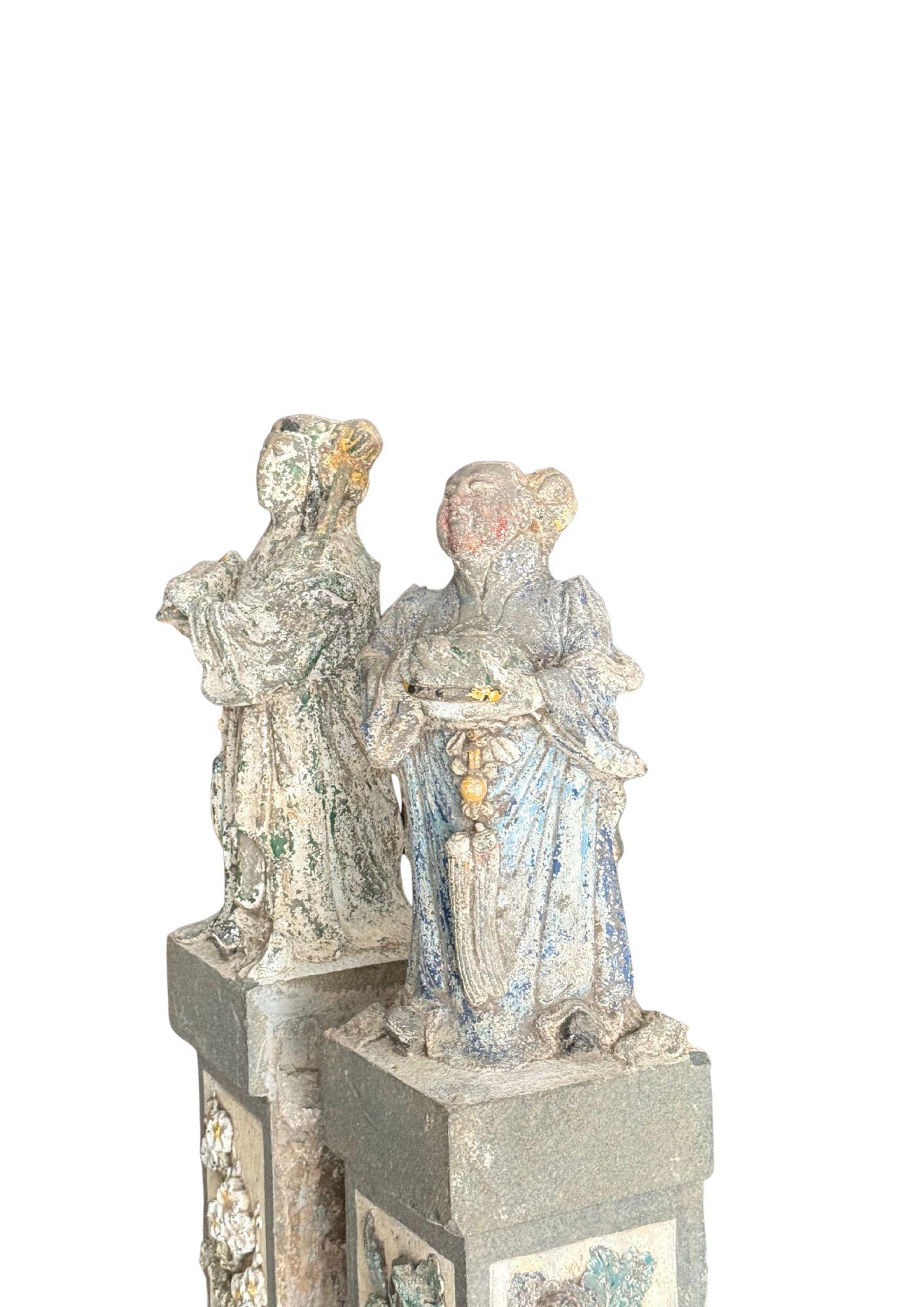 Fait main Paire de figures ancestrales chinoises anciennes en granit à décor polychrome en vente