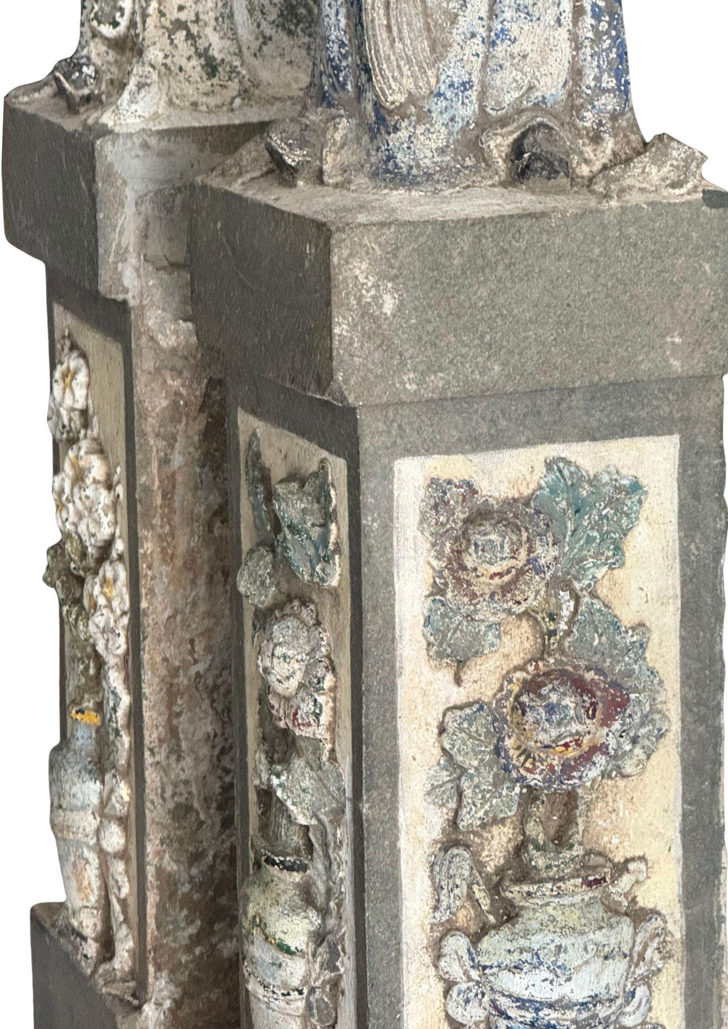 Granit Paire de figures ancestrales chinoises anciennes en granit à décor polychrome en vente