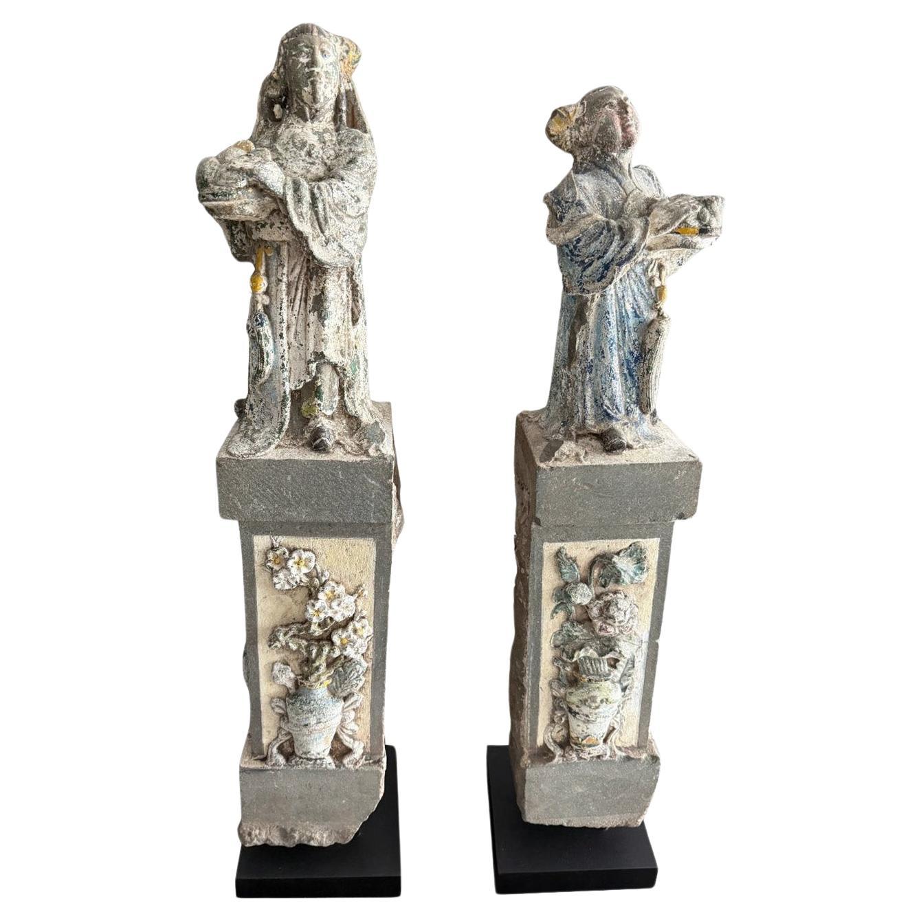 Coppia di antiche figure ancestrali cinesi in granito con dettagli policromi