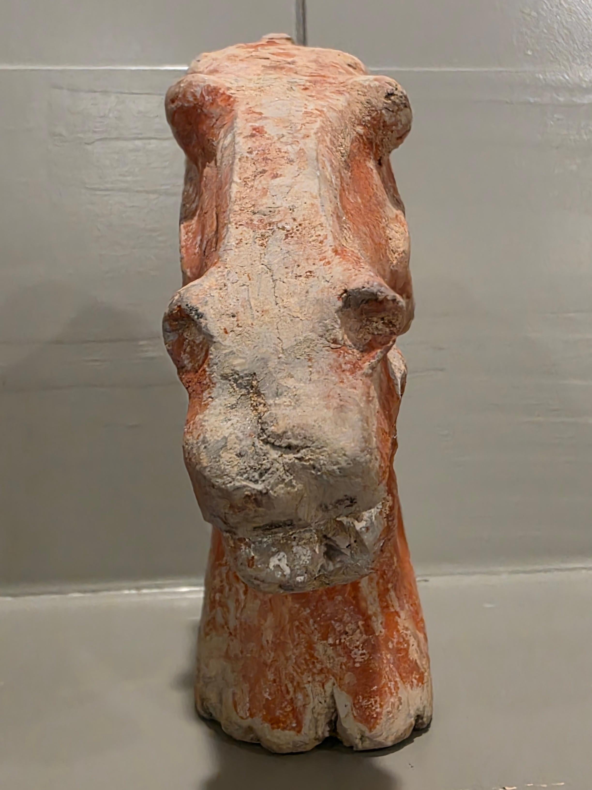 Coppia di antiche figure di tombe funerarie della dinastia cinese Han in ceramica con testa di cavallo rosso in vendita 3