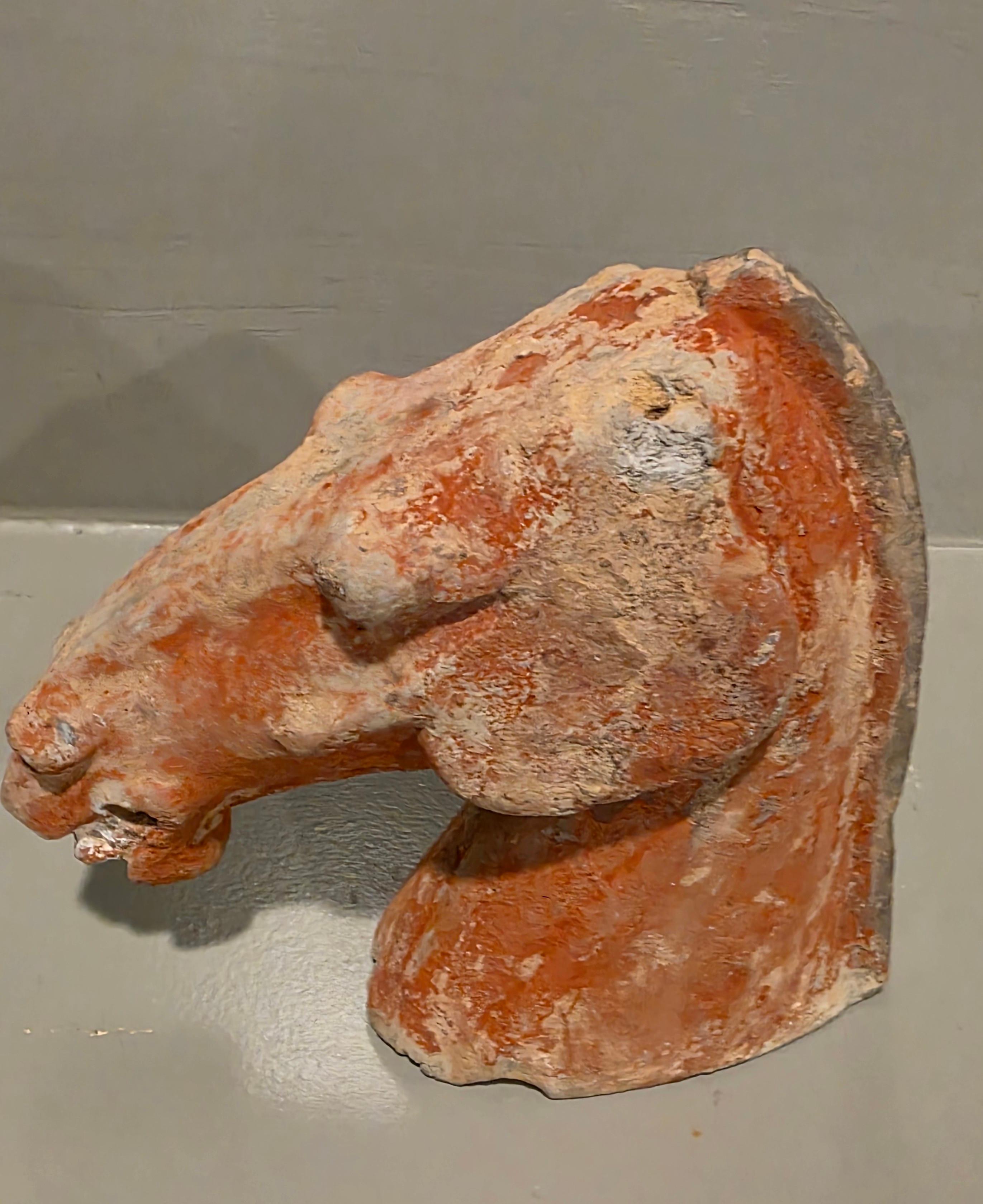 Coppia di antiche figure di tombe funerarie della dinastia cinese Han in ceramica con testa di cavallo rosso in vendita 4