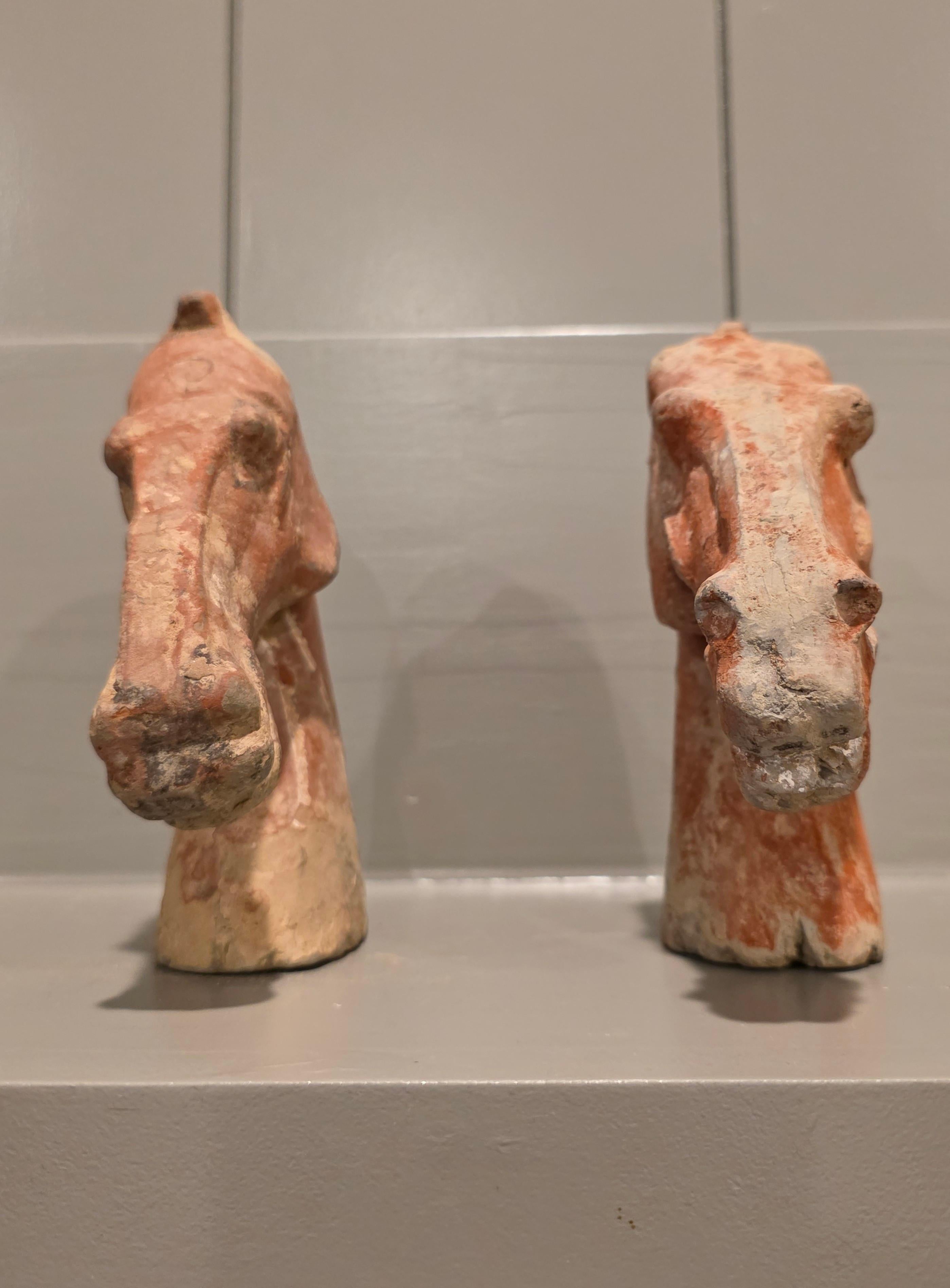 Coppia di antiche figure di tombe funerarie della dinastia cinese Han in ceramica con testa di cavallo rosso in vendita 6