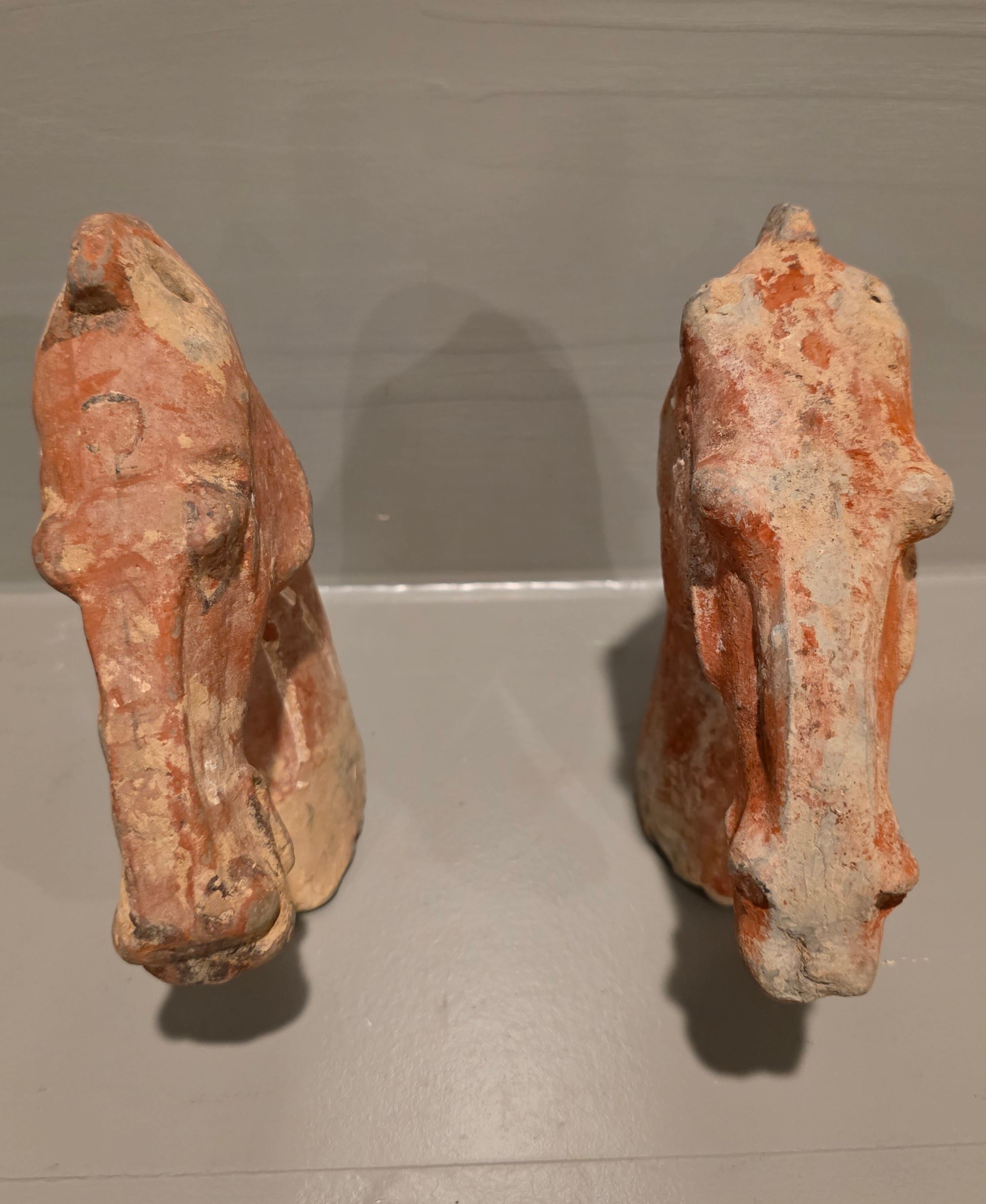 Coppia di antiche figure di tombe funerarie della dinastia cinese Han in ceramica con testa di cavallo rosso in vendita 7