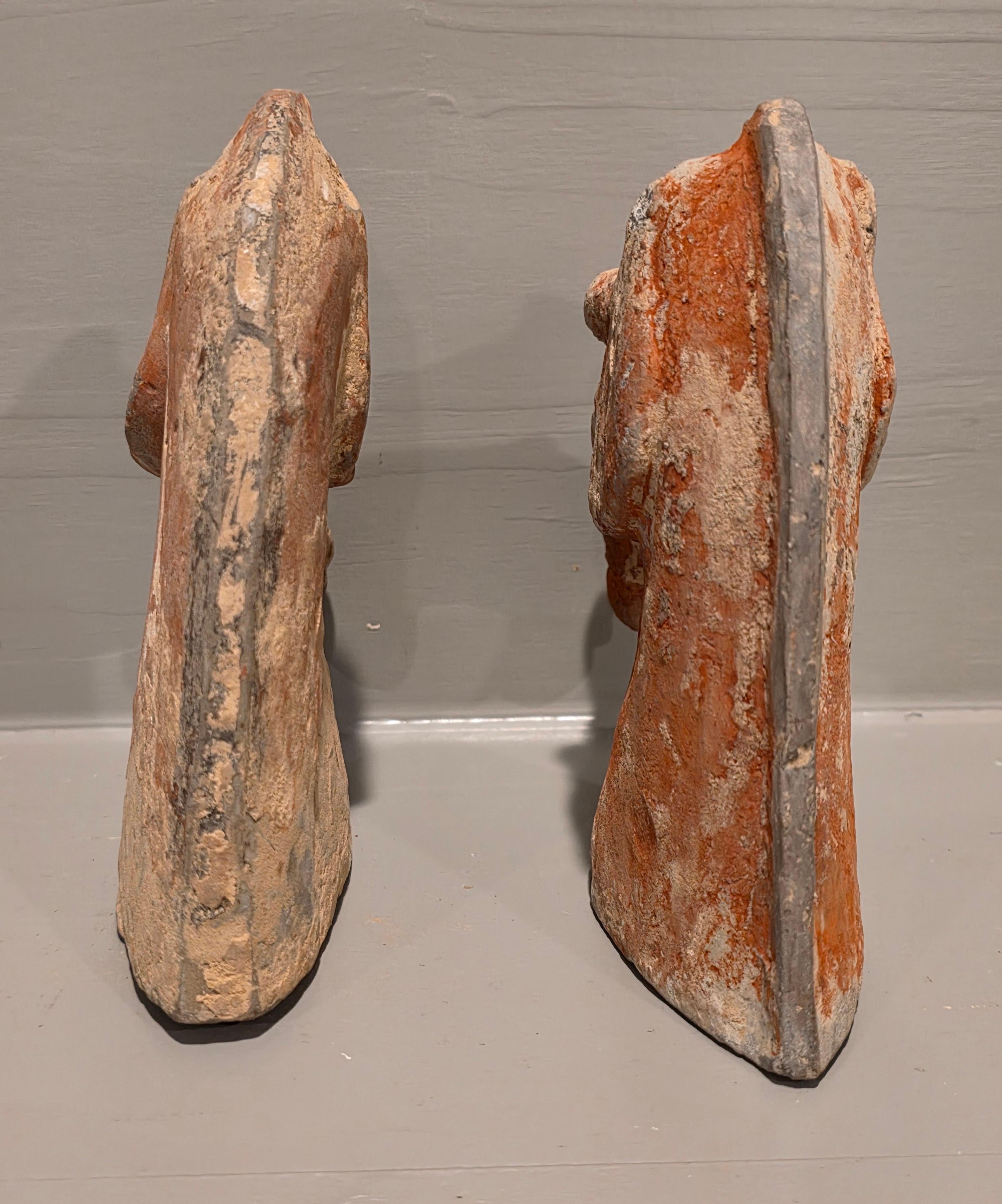 Coppia di antiche figure di tombe funerarie della dinastia cinese Han in ceramica con testa di cavallo rosso in vendita 8