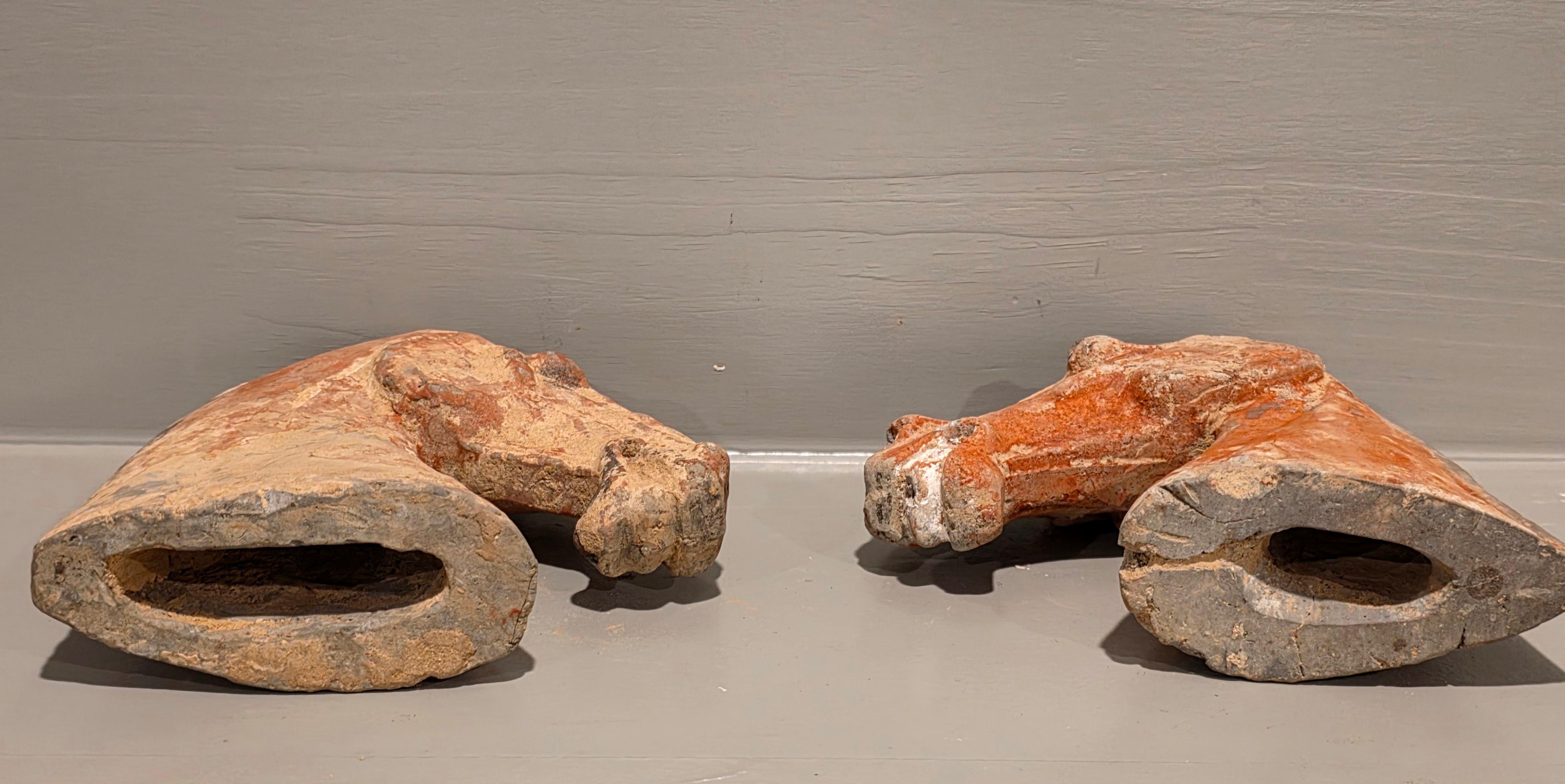 Coppia di antiche figure di tombe funerarie della dinastia cinese Han in ceramica con testa di cavallo rosso in vendita 9