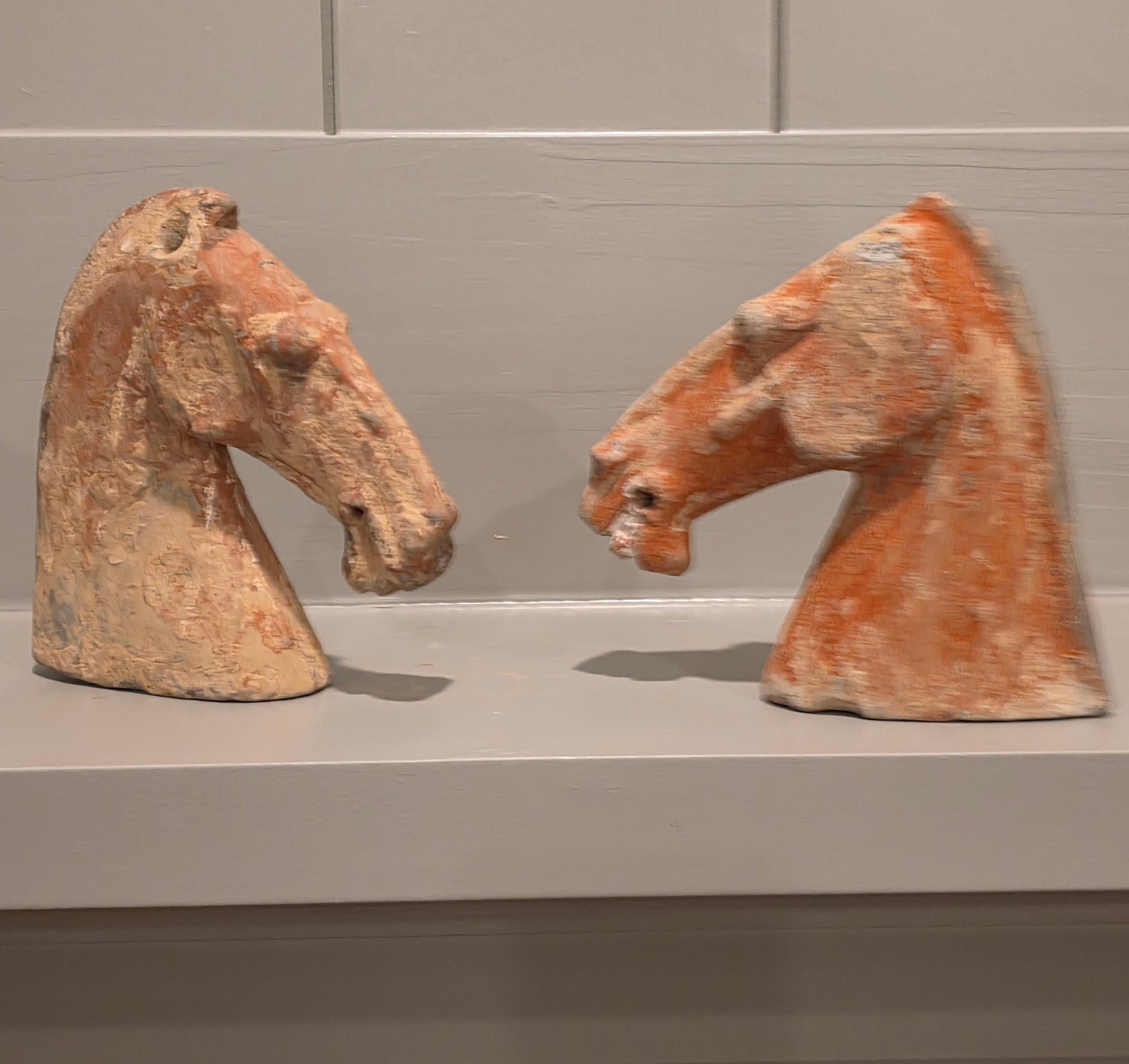 Coppia di antiche figure di tombe funerarie della dinastia cinese Han in ceramica con testa di cavallo rosso in vendita 12