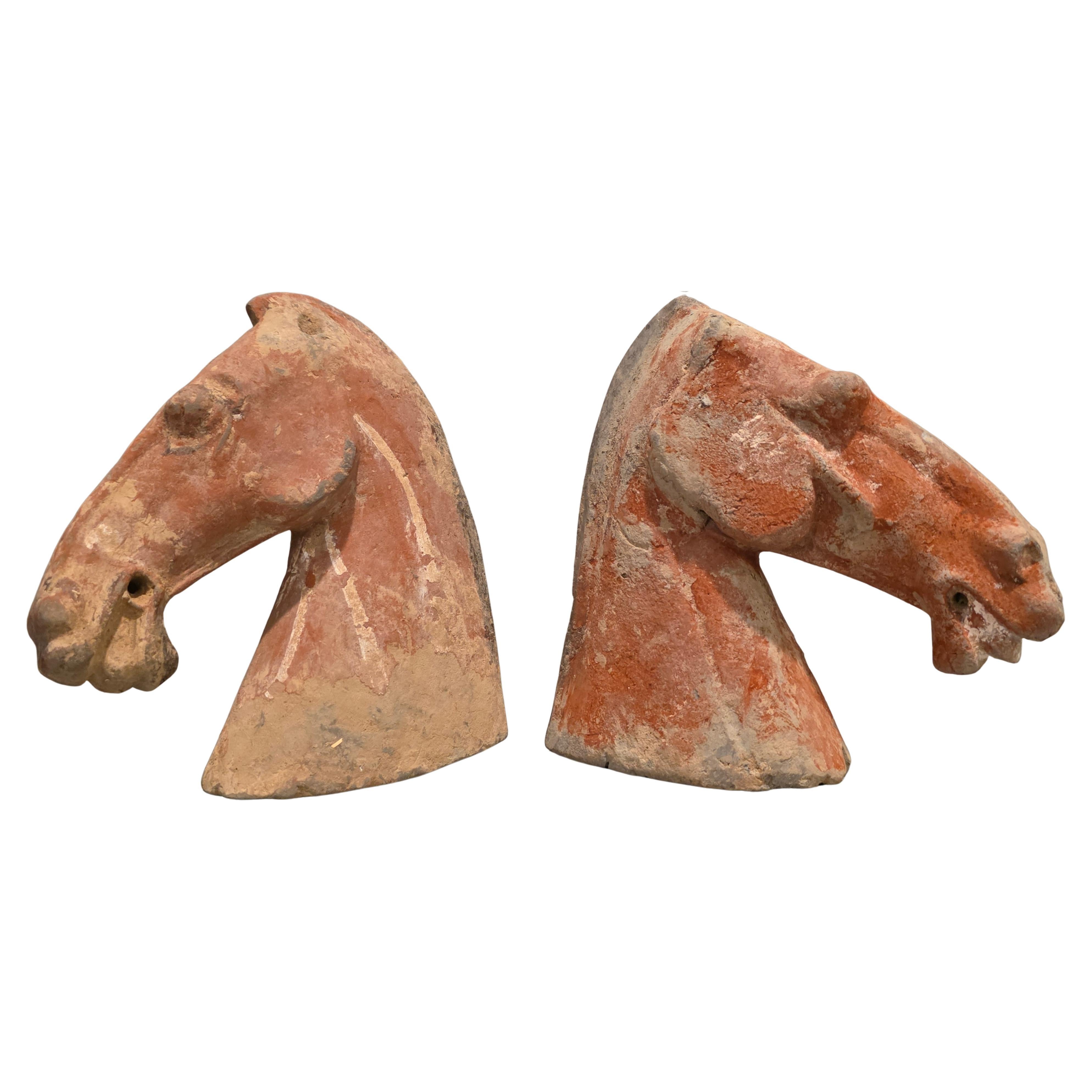 Una coppia di teste di cavallo in ceramica cinese antica, risalenti alla dinastia Han (206 a.C. - 220 d.C.), risalenti a 2000 anni fa.

Grandi oggetti scultorei tombali in terracotta grigia dipinta, uno con pigmento rosso, l'altro con decorazione