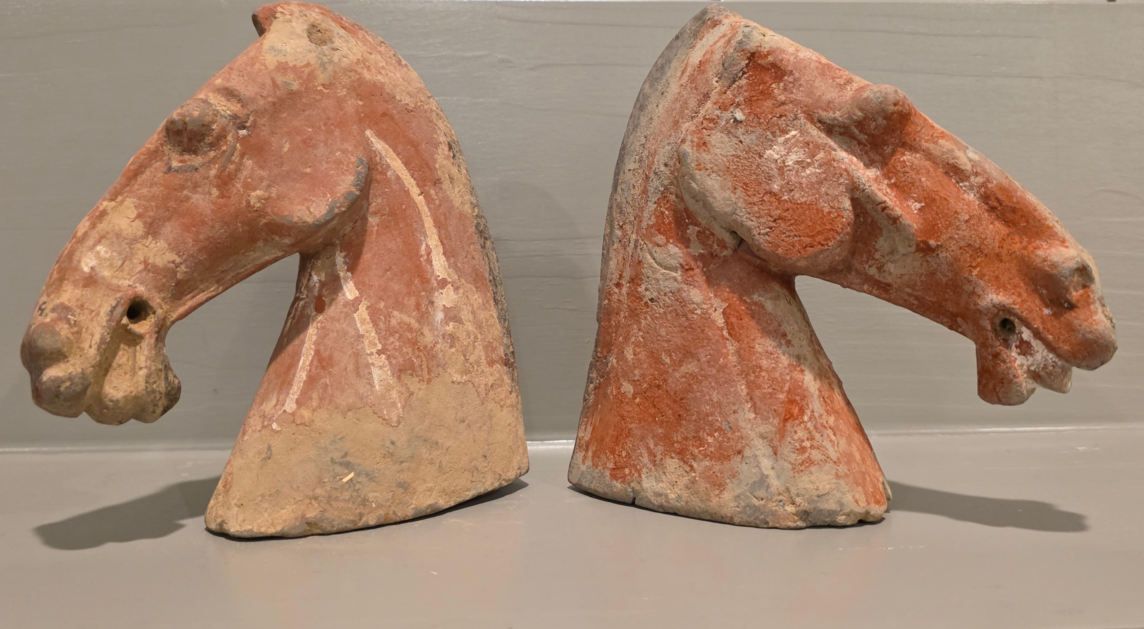 Cinese Coppia di antiche figure di tombe funerarie della dinastia cinese Han in ceramica con testa di cavallo rosso in vendita