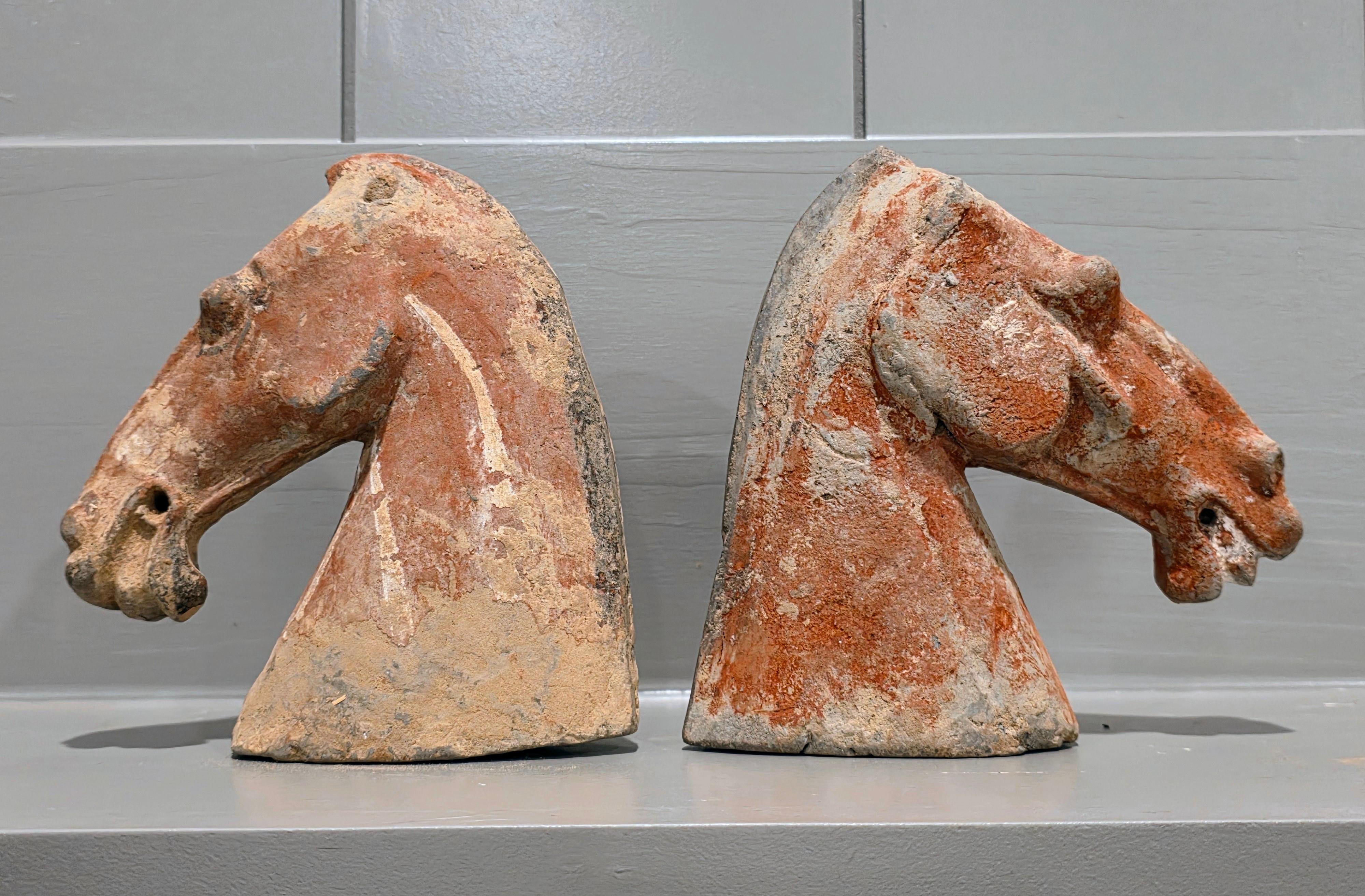 Intagliato a mano Coppia di antiche figure di tombe funerarie della dinastia cinese Han in ceramica con testa di cavallo rosso in vendita