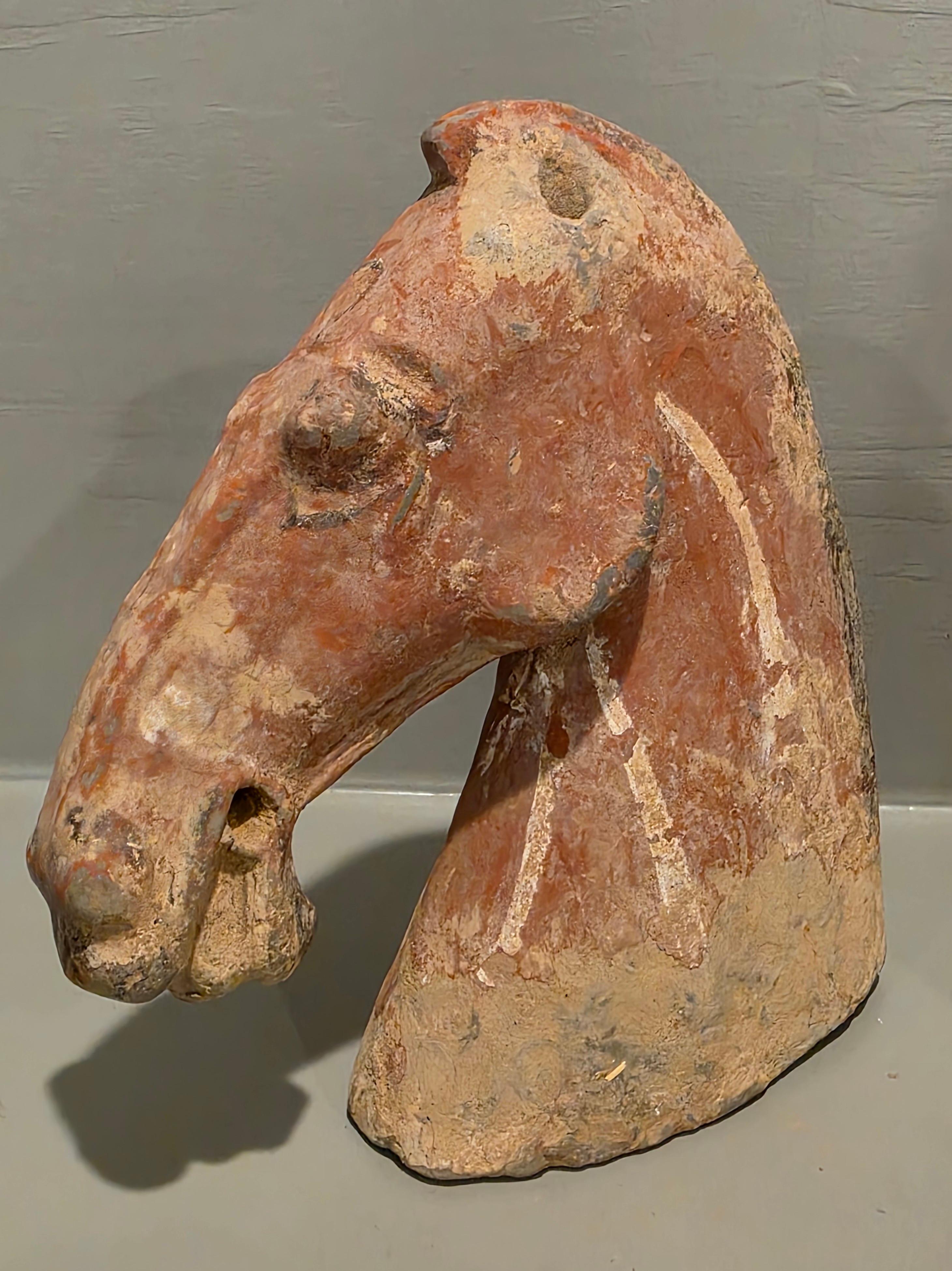 Coppia di antiche figure di tombe funerarie della dinastia cinese Han in ceramica con testa di cavallo rosso In condizioni buone in vendita a Forney, TX