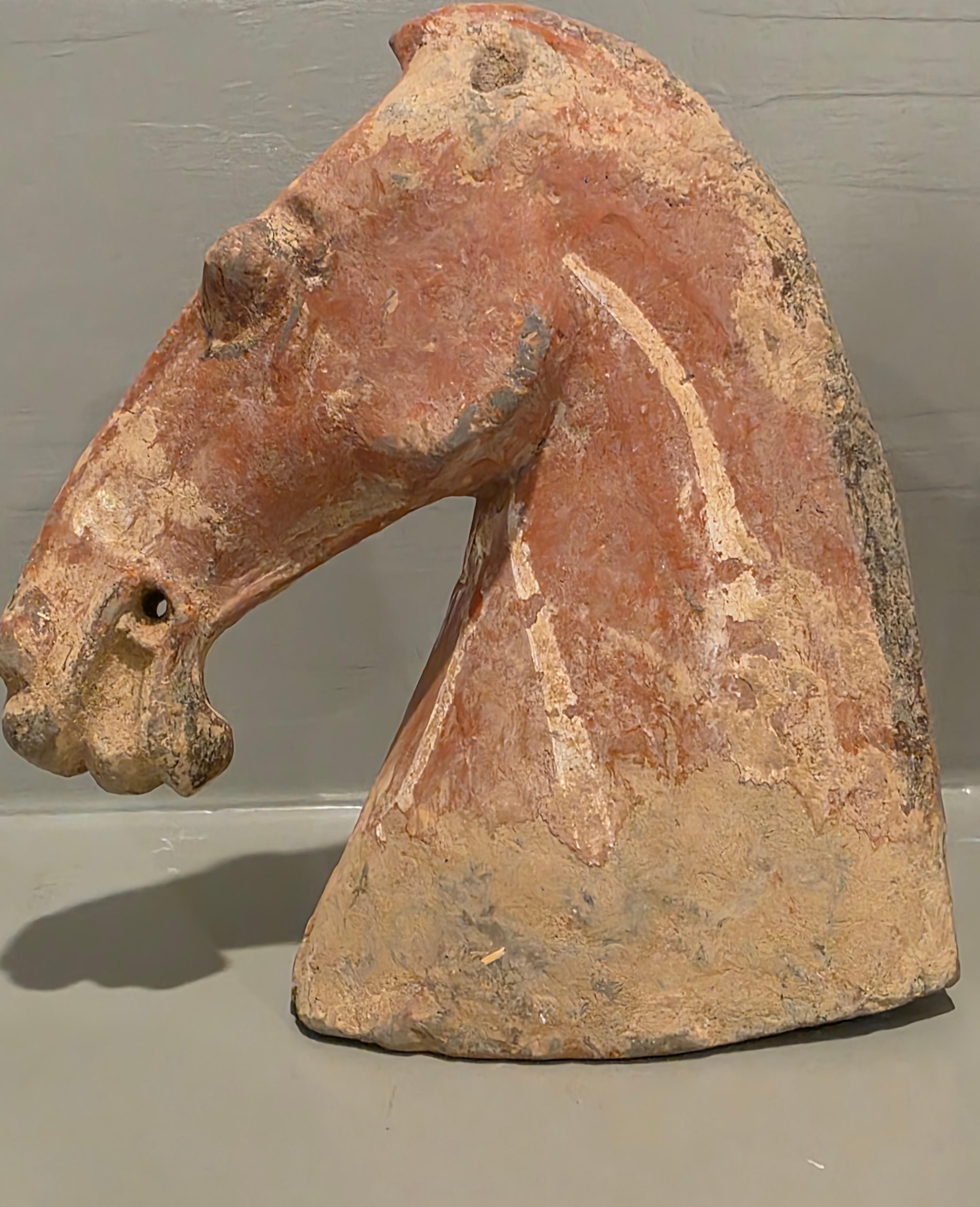 Fino al XVIII secolo Coppia di antiche figure di tombe funerarie della dinastia cinese Han in ceramica con testa di cavallo rosso in vendita